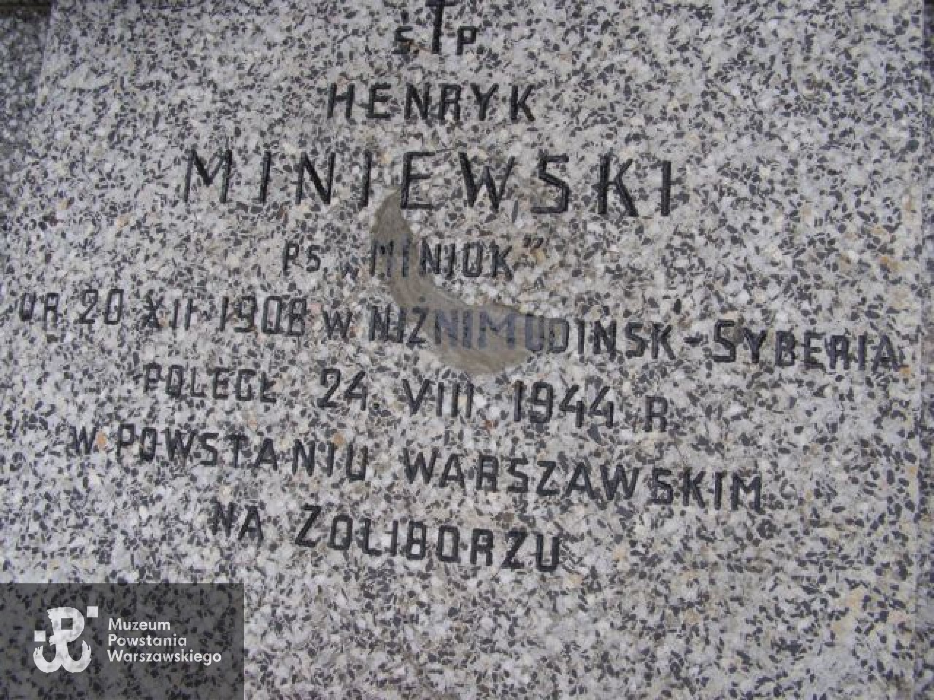 Cmentarz Wojskowy na Powązkach, kw. A-25, rząd 16, grób 8, miejsce pochowania Henryka Miniewskiego i Franciszka Wiazewicza (Wiażewicza). Fot. udostępnił p. Zbigniew Miniewski.
