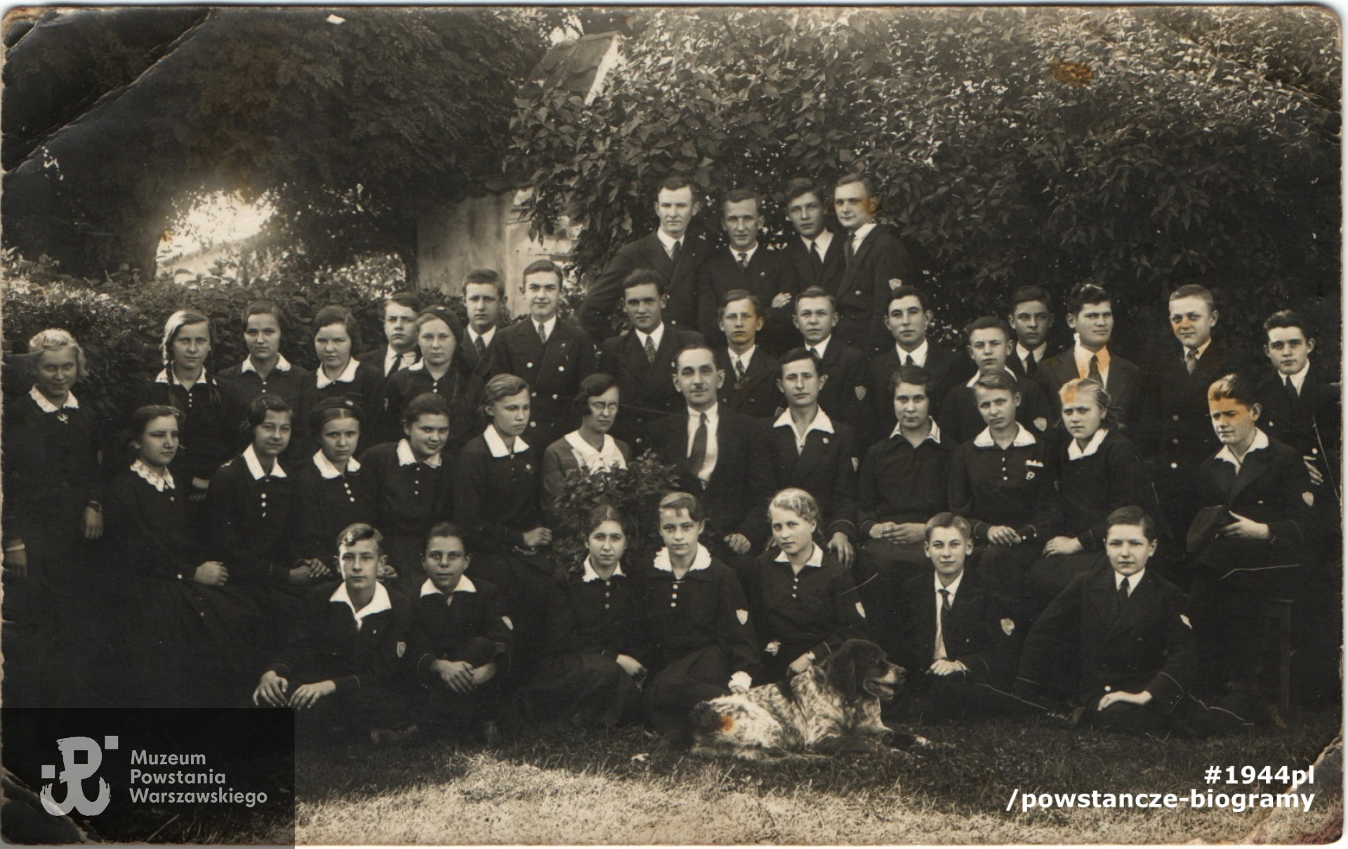 Fotografia szkolna wykonana  prawdopodobnie w Wilkowie. Adela Turska widoczna na zdjęciu w dolnym rzędzie trzecia od prawej.  Fot. ze zbiorów rodzinnych, udostępnił p. Michał Turski