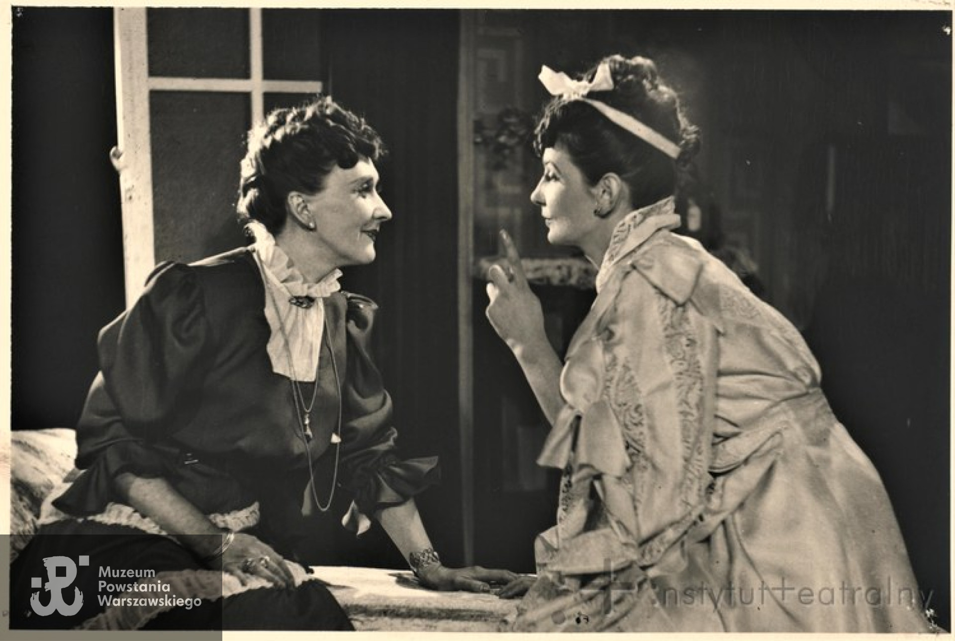 Halina Skarżyńska (Ewa Porajska): Żabusia, 23 grudnia 1947 - Teatr Rozmaitości (MTD) (Warszawa). Fot. Burzyński Roman, źródło: Instytut Teatralny, encyklopediateatru.pl 