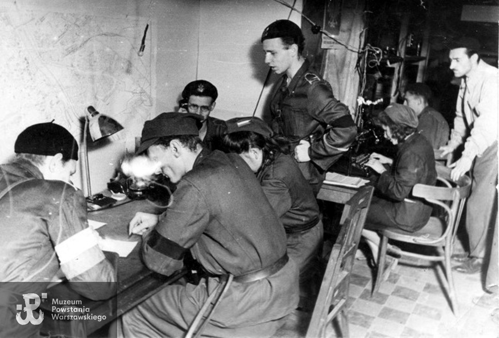 Adam Bóbr w dowództwie baterii. Zdjęcie autorstwa Joachima Joachimczyka. Ze zbiorów Archiwum 2 HBAP Żbik".