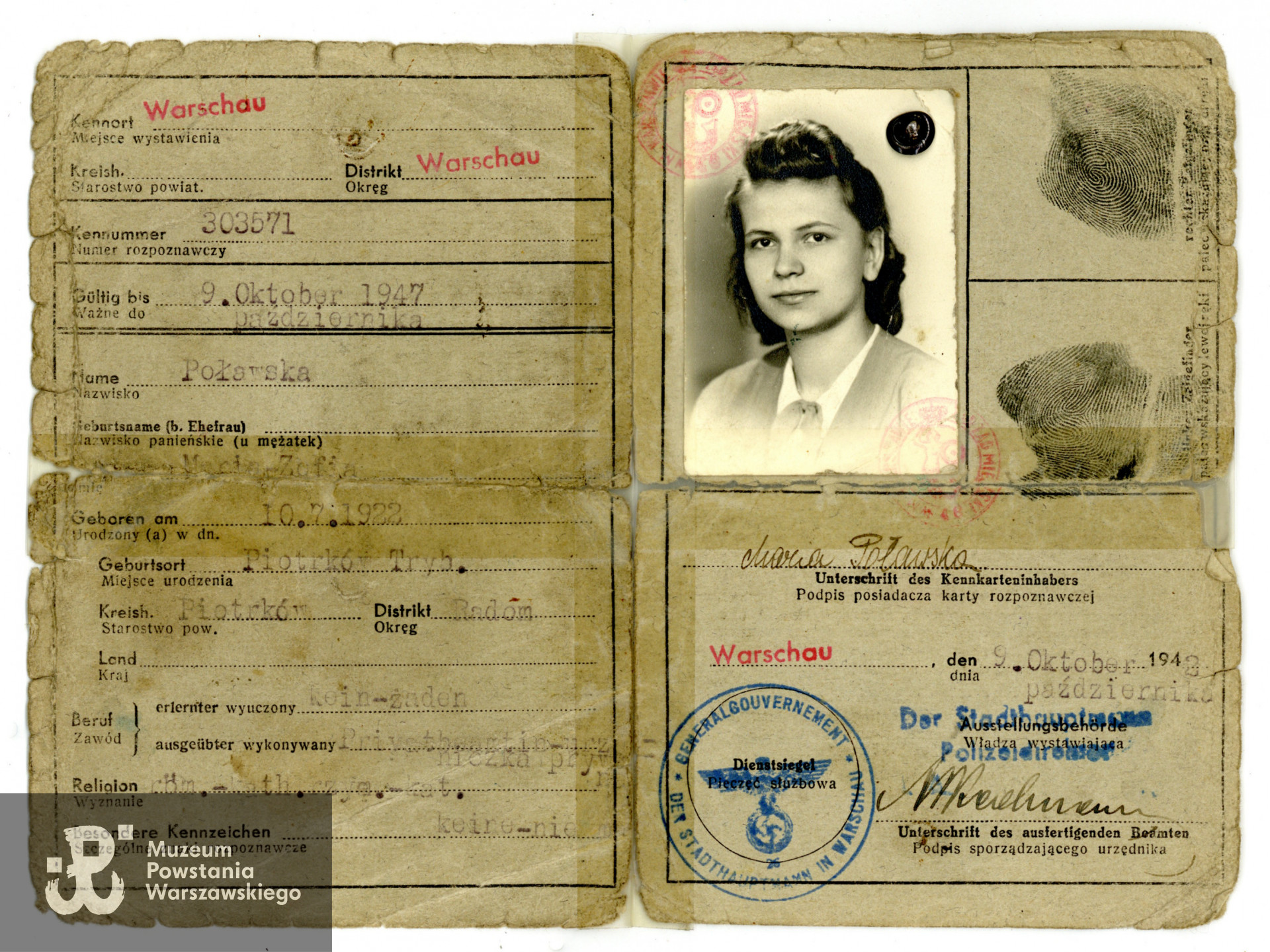 Należąca do Marii Poławskiej kenkarta (niem. Kennkarte, karta rozpoznawcza) – dokument tożsamości wydawany obligatoryjnie przez okupacyjne władze niemieckie. Uwaga! dokument sklejony po wojnie bez zachowania właściwej kolejności stron. Ze zbiorów rodzinnych, do wykonania kopii udostępnił p. Paweł Poławski, bratanek