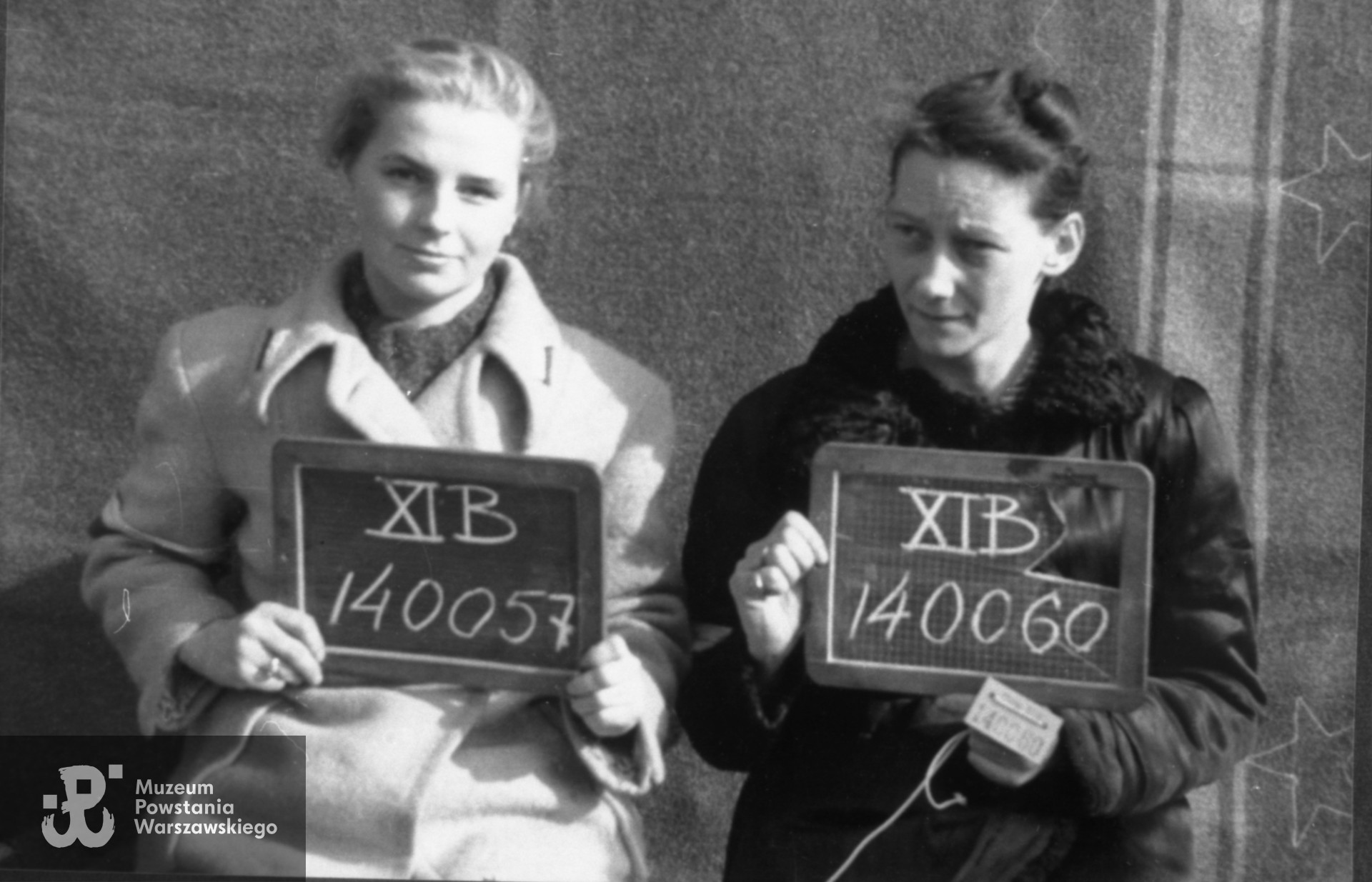 Fotografia z obozu jenieckiego w Fallingbostel XI B. Od lewej plut. Barbara Fijewska-Dobrzyńska "Basia Puk" - Grupa Bojowa "Krybar" - zgrupowanie "Konrad" - numer jeniecki 140057, st. sierż. Elżbieta Blichewicz "Ela" - nr jeniecki 140060. Ze zbiorów Muzeum Powstania Warszawskiego, sygn.  MPW-IH/4552