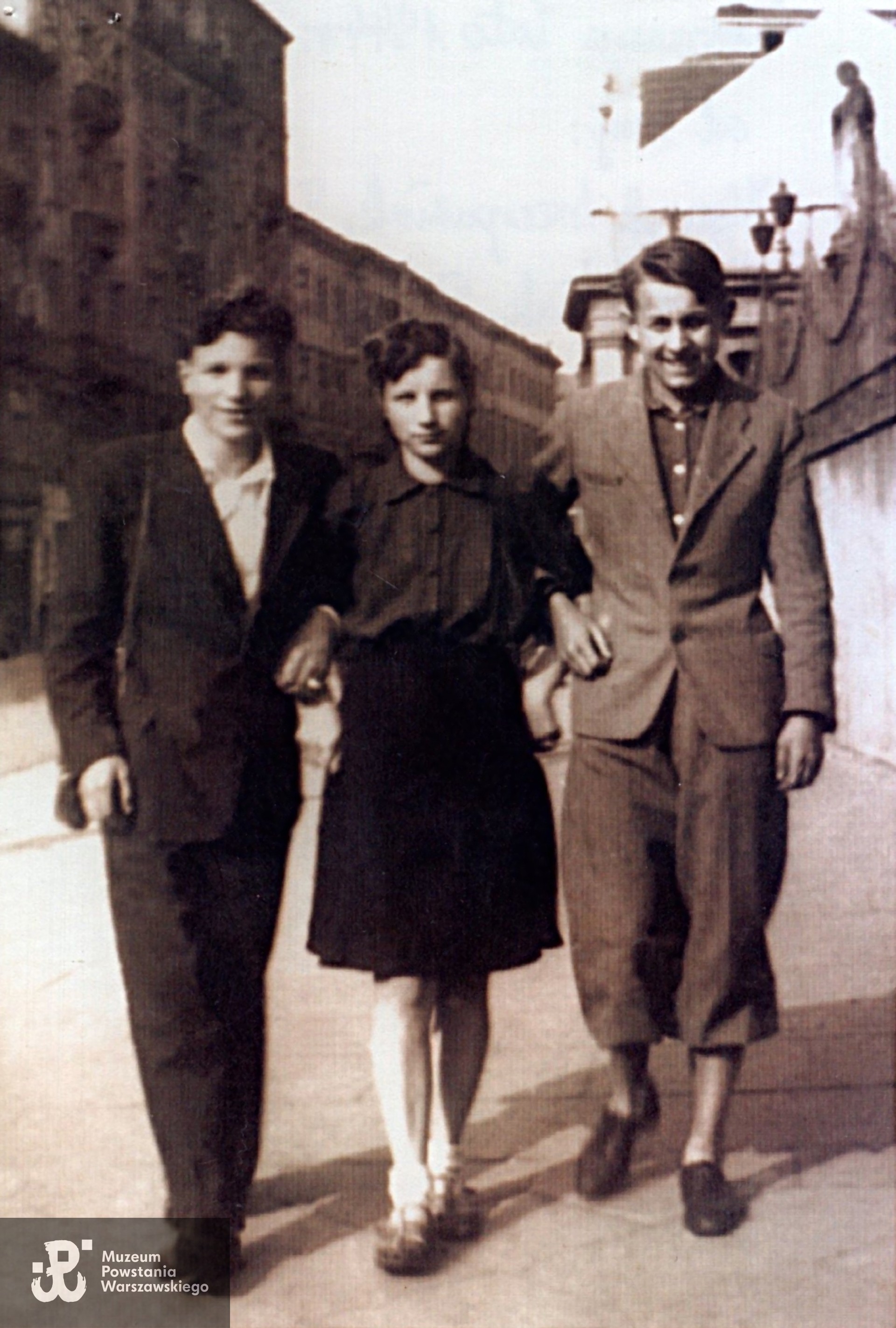 Fotografia wykonana przed wybuchem Powstania Warszawskiego, najprawdopodobniej latem 1944 roku. Od lewej: Henryk Szczepaniak (przyjaciel Bogdana, zamieszkały przy Senatorskiej 32, poległ w trakcie Powstania Warszawskiego w Pasażu Simonsa), Teresa Szczepaniak, młodsza siostra Henryka oraz  - po prawej - Bogdan Matuszczak "Bohun". Fotografia zachowana w zbiorach rodziny poległego Henryka Szczapaniaka, źródło: Muzeum Powstania Warszawskiego, Teczki personalne uczestników Powstania Warszawskiego.