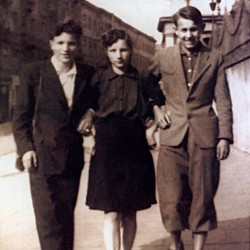 Fotografia wykonana przed wybuchem Powstania Warszawskiego, najprawdopodobniej latem 1944 roku. Od lewej: Henryk Szczepaniak (przyjaciel Bogdana, zamieszkały przy Senatorskiej 32, poległ w trakcie Powstania Warszawskiego w Pasażu Simonsa), Teresa Szczepaniak, młodsza siostra Henryka oraz  - po prawej - Bogdan Matuszczak 