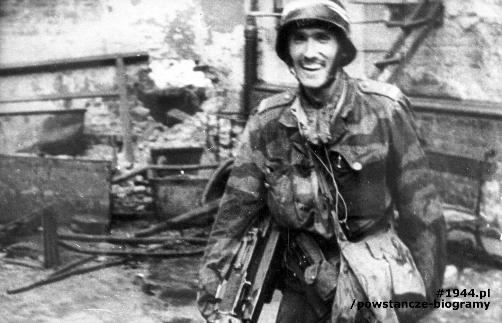 Powstanie Warszawskie, 23 sierpnia 1944 r. - kpr. pchor. "Wypad" na dziedzińcu zdobytej Komendy Policji. Fot. ze zbiorów Muzeum Powstania Warszawskiego, sygn. MPW-IH/1460