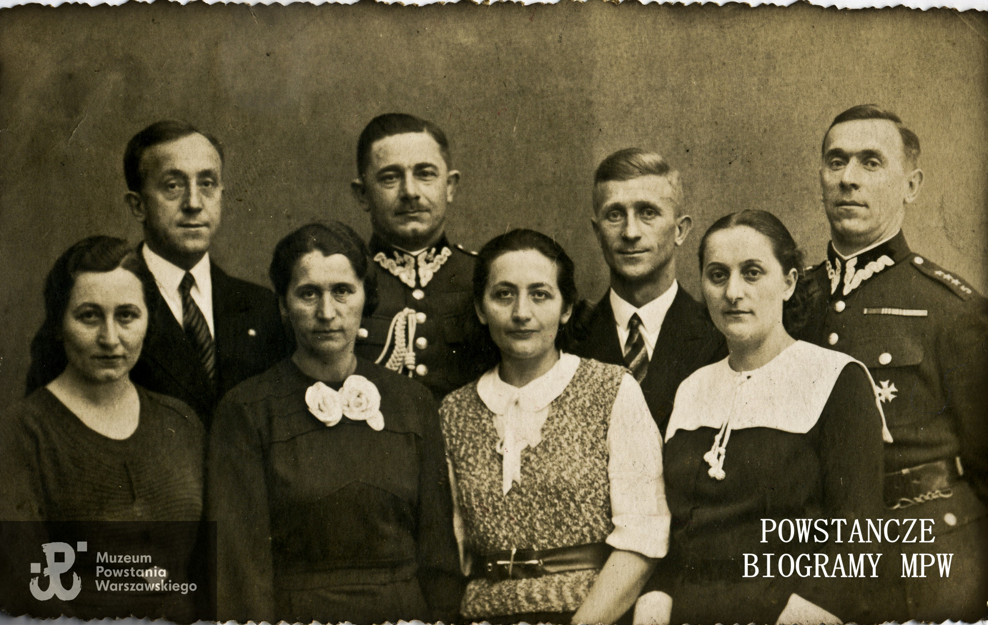 Fotografia rodzinna wykonana w latach 30-tych XX w. : Antoni Baran Bilewski, szwagier kpr. Grzegorz Wiśniewski (podhalańczyk), bracia Jan Baran Bilewski i Józef Baran, na dole od prawej: Anna Baran - powstaniec warszawski, Aleksandra żona Jana, Maria Baran Wiśniewska żona Grzegorza, Leokadia żona Antoniego Barana Bilewskiego. Fot. z archiwum rodzinnego udostępnił p. Artur Bilewski