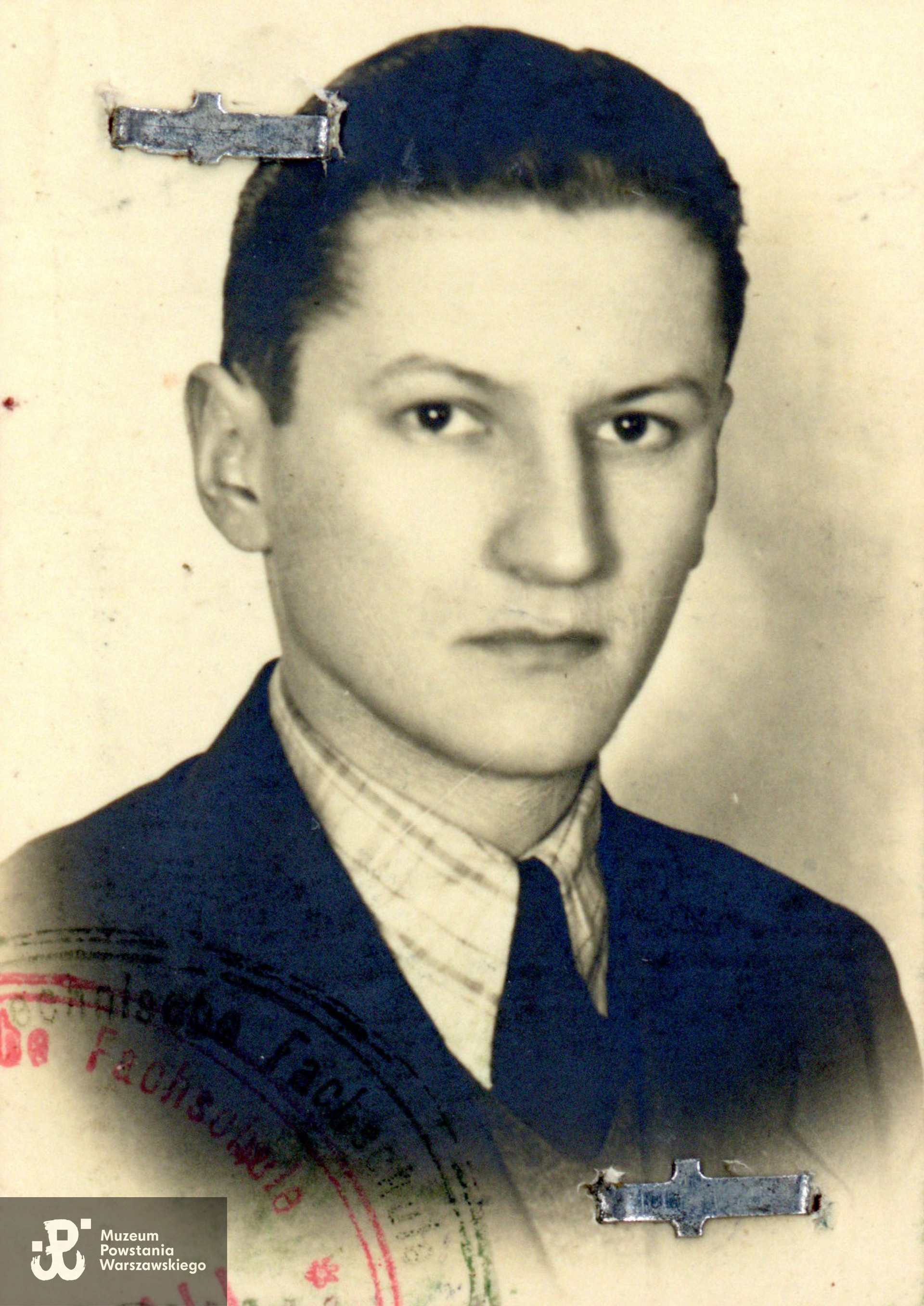Tadeusz Tomasz Gaertig (1919-2000). Fotografia legitymacyjna z dokumentów z okresu okupacji niemieckiej.