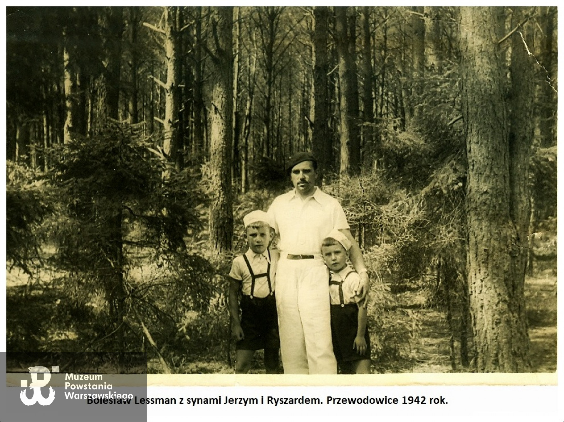 Bolesław Lessman z synami Jerzym i Ryszardem. Przewodowice 1942 rok. Skan ze zbiorów rodzinnych p. Ryszarda Lessmana, syna Powstańca
