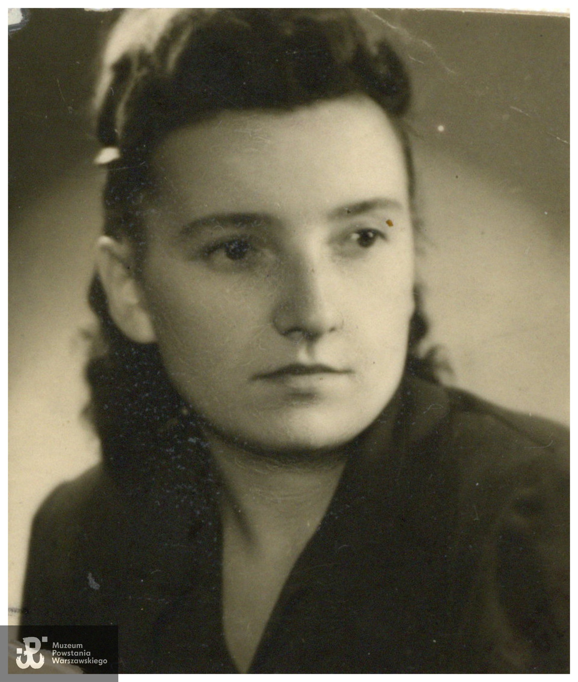 Kazimiera Chłystek, po wojnie Małek, na zdjęciu w roku 1944. Fot. dołączona do legitymacji AK, dar p. Sławomira Małka, syna.
