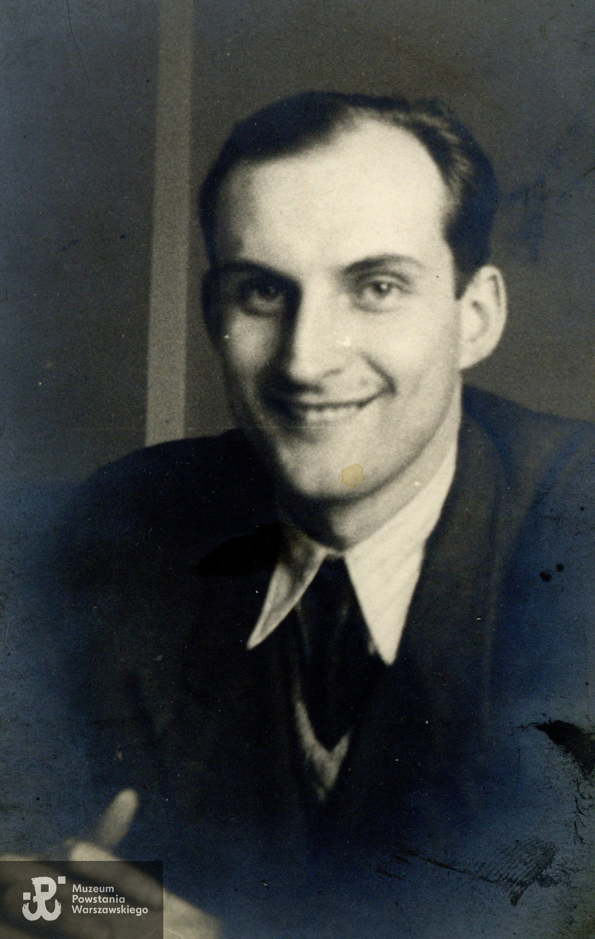 W biurze MPM-CZZ, 1955 rok. Fot. ze zbiorów rodzinnych, udostępnili p. Jan Białecki i p. Elżbieta Frontczak z domu Białecka. Skany wykonano w Muzeum Powstania Warszawskiego