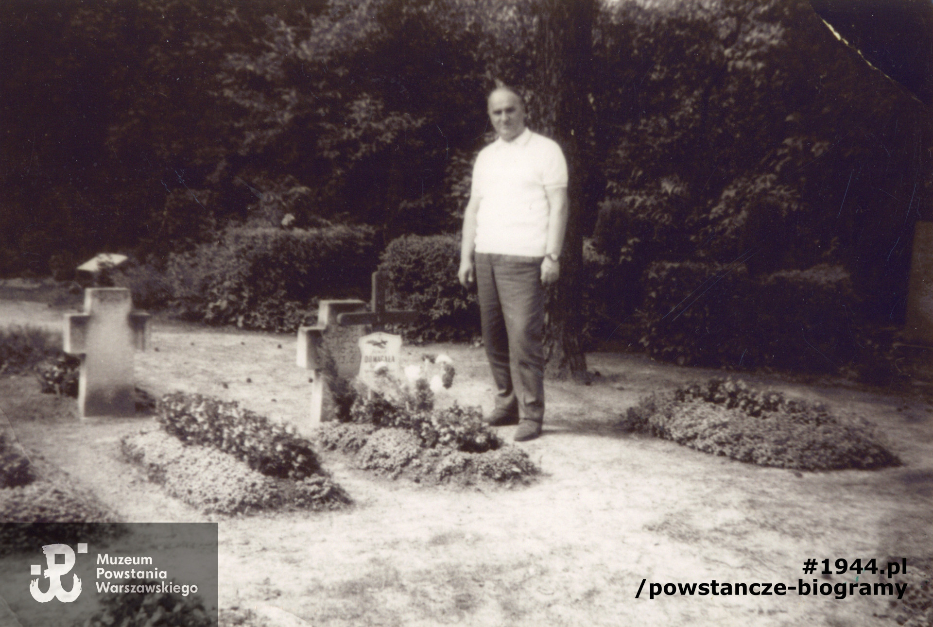 Ppor. Eugeniusz Domagało ps. "Klimek" przy grobie brata Józefa - Verden k. Bremen w Niemczech. Fot. ze zbiorów Muzeum Powstania Warszawskiego, sygn. P/2125, dar  p. Eugeniusza Domagało