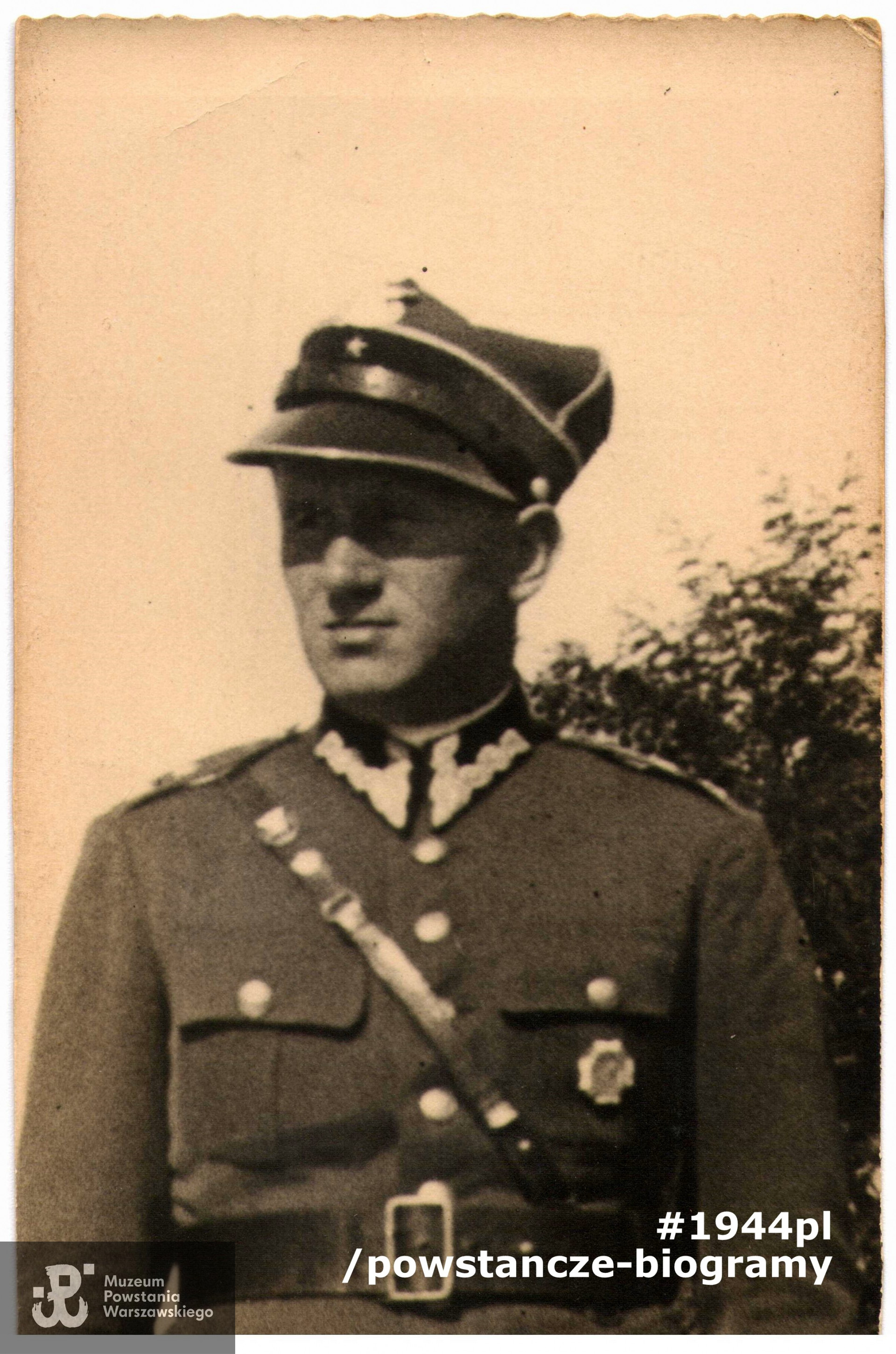 Stefan Teodor Piotrowski w mundurze galowym, 1934 lub 1936 rok,  Szkoła Podchorążych Rezerwy Artylerii we Włodzimierzu Wołyńskim. Fot. ze zbiorów rodzinnych, skan udostępnił p. Piotr Surma, wnuk Powstańca
