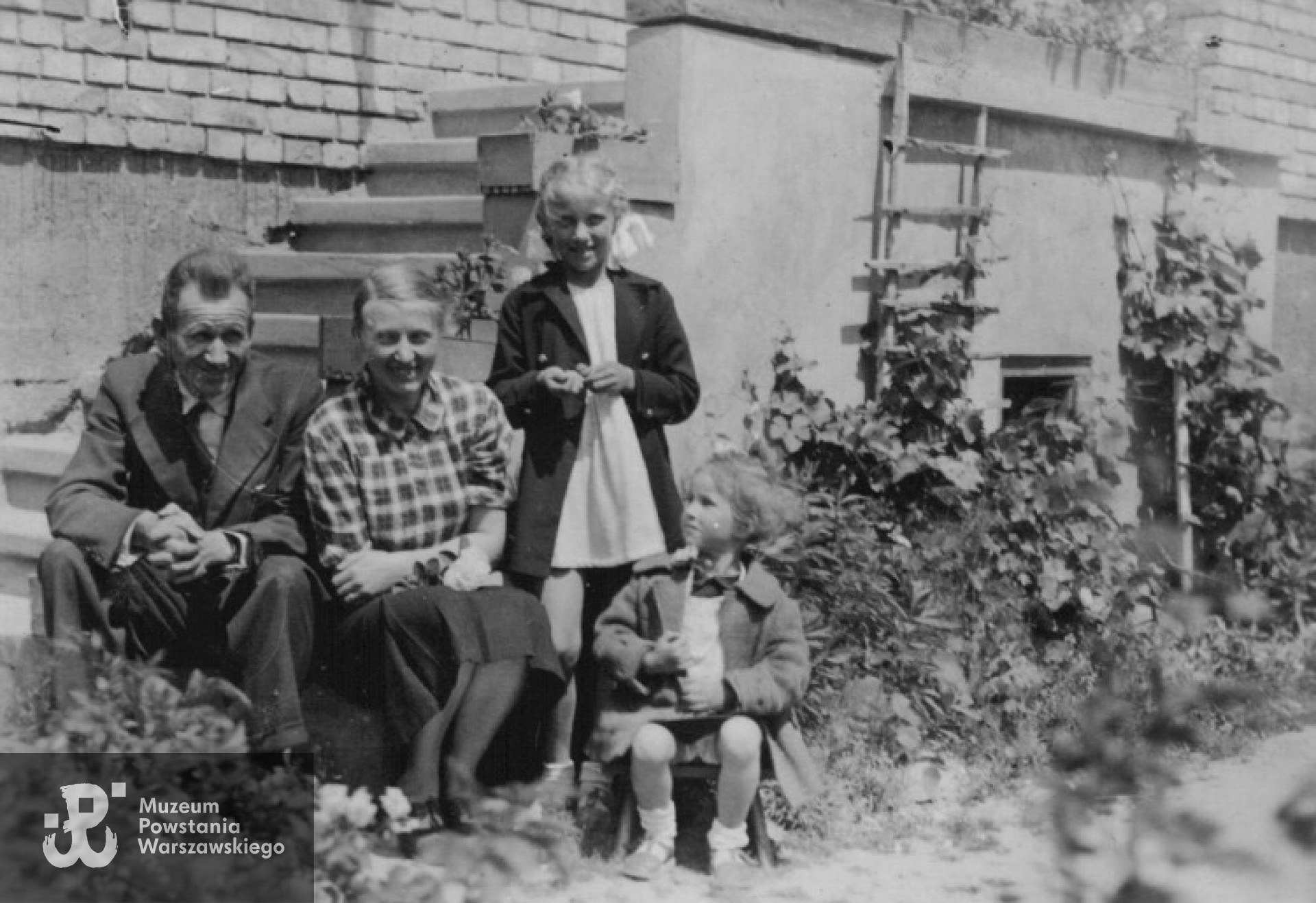 Stefan Piotrowski z rodziną w Piastowie - 1943 r. Fotografia ze zbiorów rodzinnych, skan udostępnił p. Piotr Surma, wnuk Powstańca