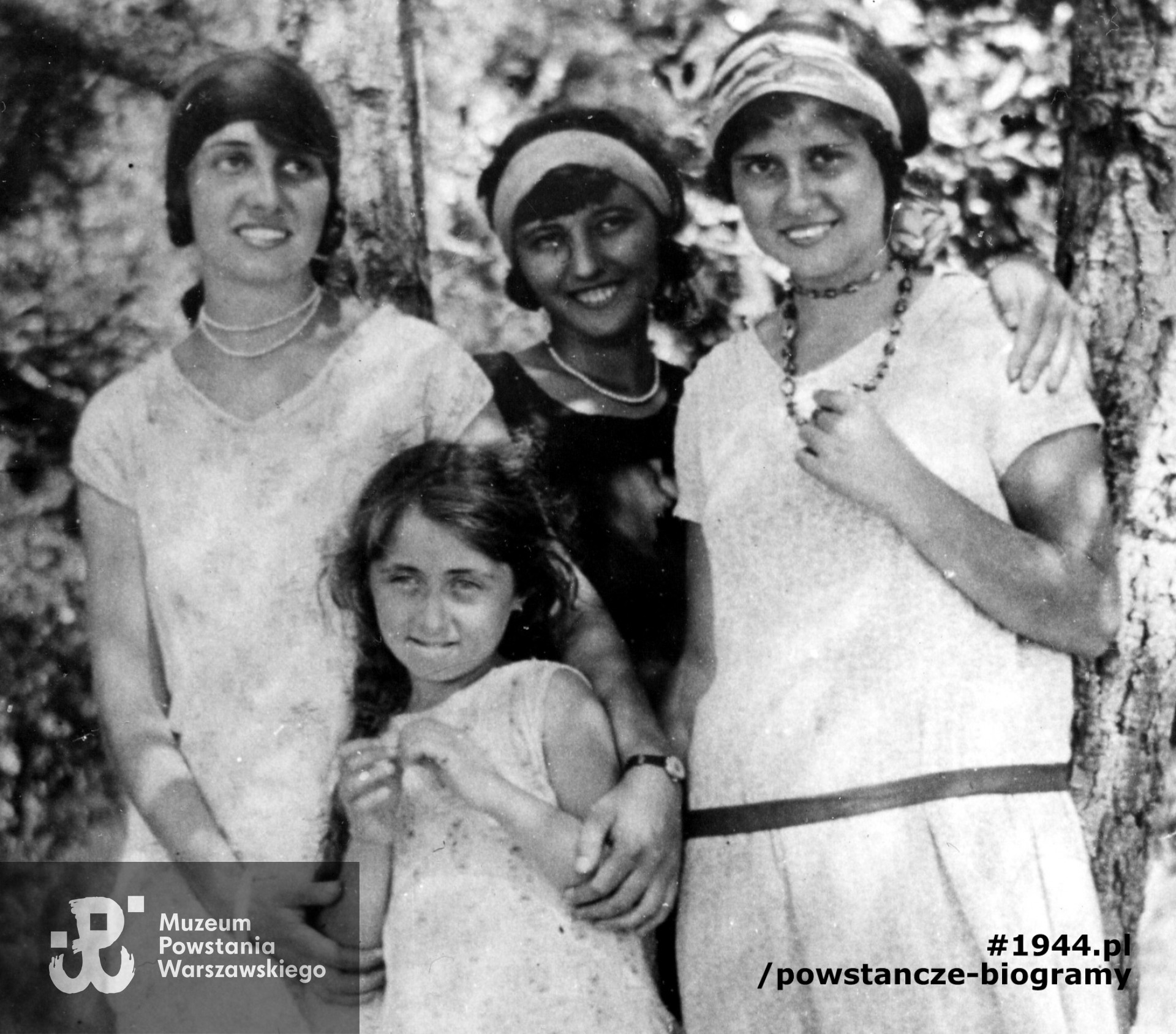 Jolanta Kalpas z młodszą siostrą i przyjaciółkami, fotografia wykonana przed 1930 rokiem. Fot. udostępnił p. Bogdan Filipowicz