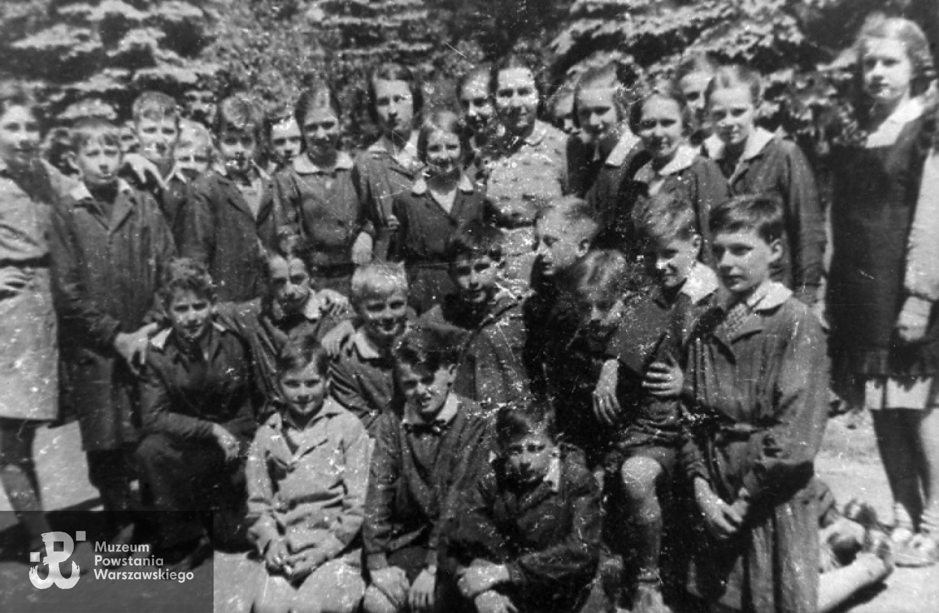 Szósta klasa Szkoły Rodziny Wojskowej - wiosna 1939 roku. Krzysztof Głuchowski klęczy trzeci od prawej. Fot. z archiwum rodzinnego Krzysztofa Głuchowskiego.