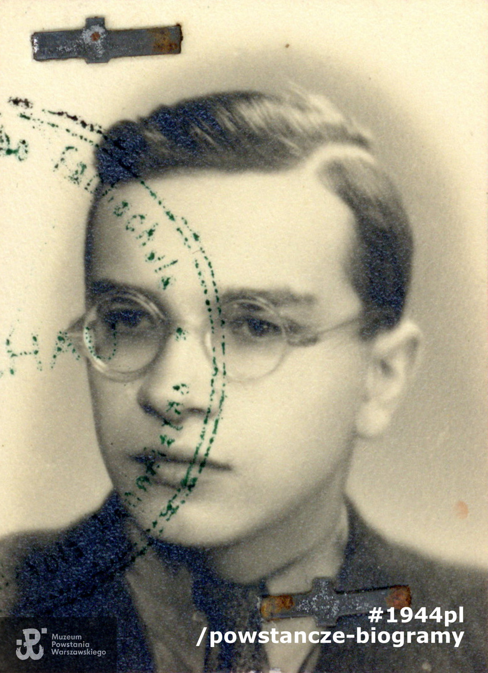 Stanisław Dobrowolski "Staszek". Fotografia pochodząca z dokumentów z okresu okupacji niemieckiej. Ze zbiorów Muzeum Powstania Warszawskiego.