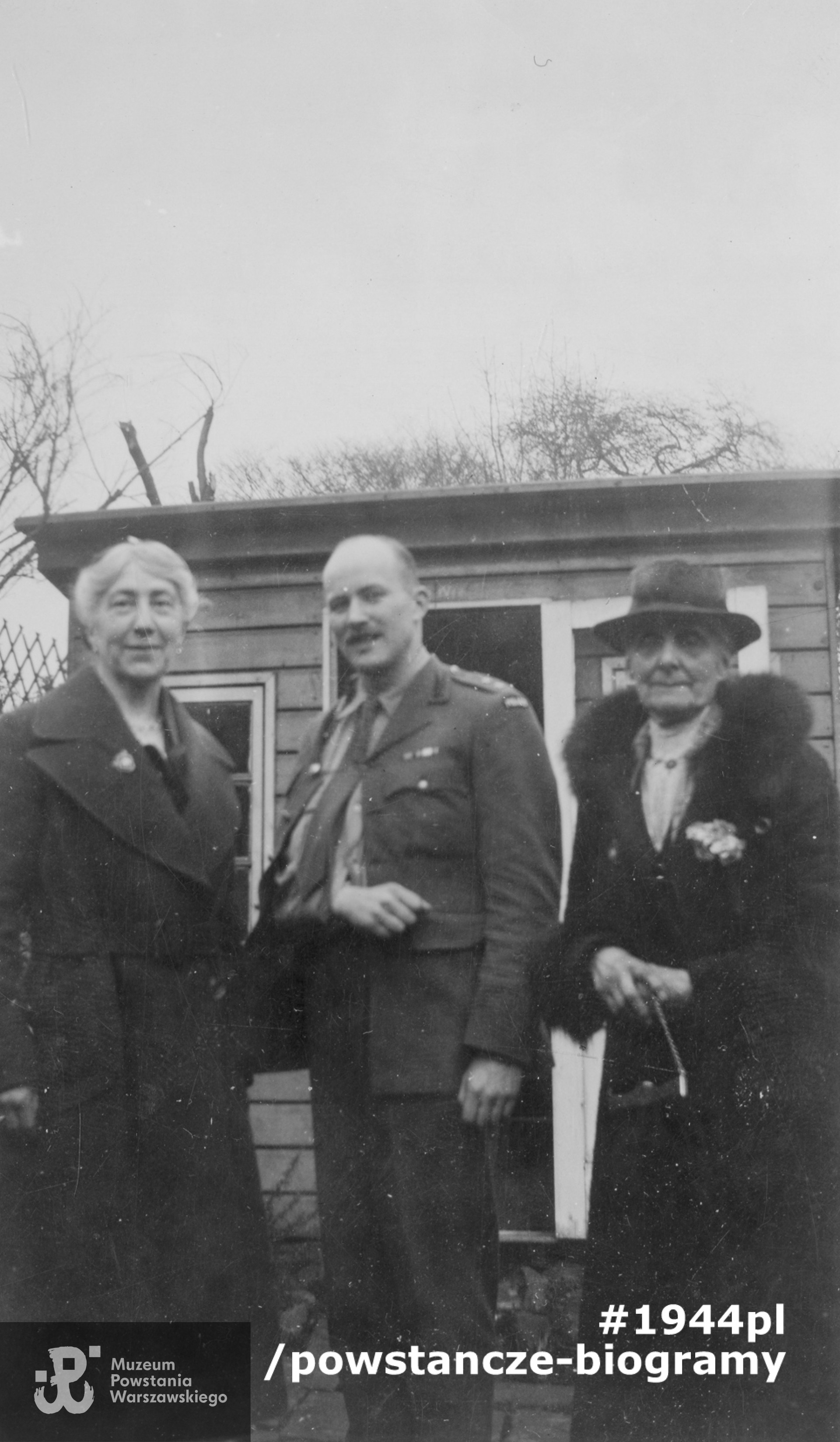 Fotografia z okresu II wojny światowej. Wielka Brytania. Jan Nowak-Jeziorański  z ręką na temblaku w towarzystwie matki i prawdopodobnie ciotki.  Fot. ze zbiorów Muzeum Powstania Warszawskiego, sygn.  MPW-IS/779