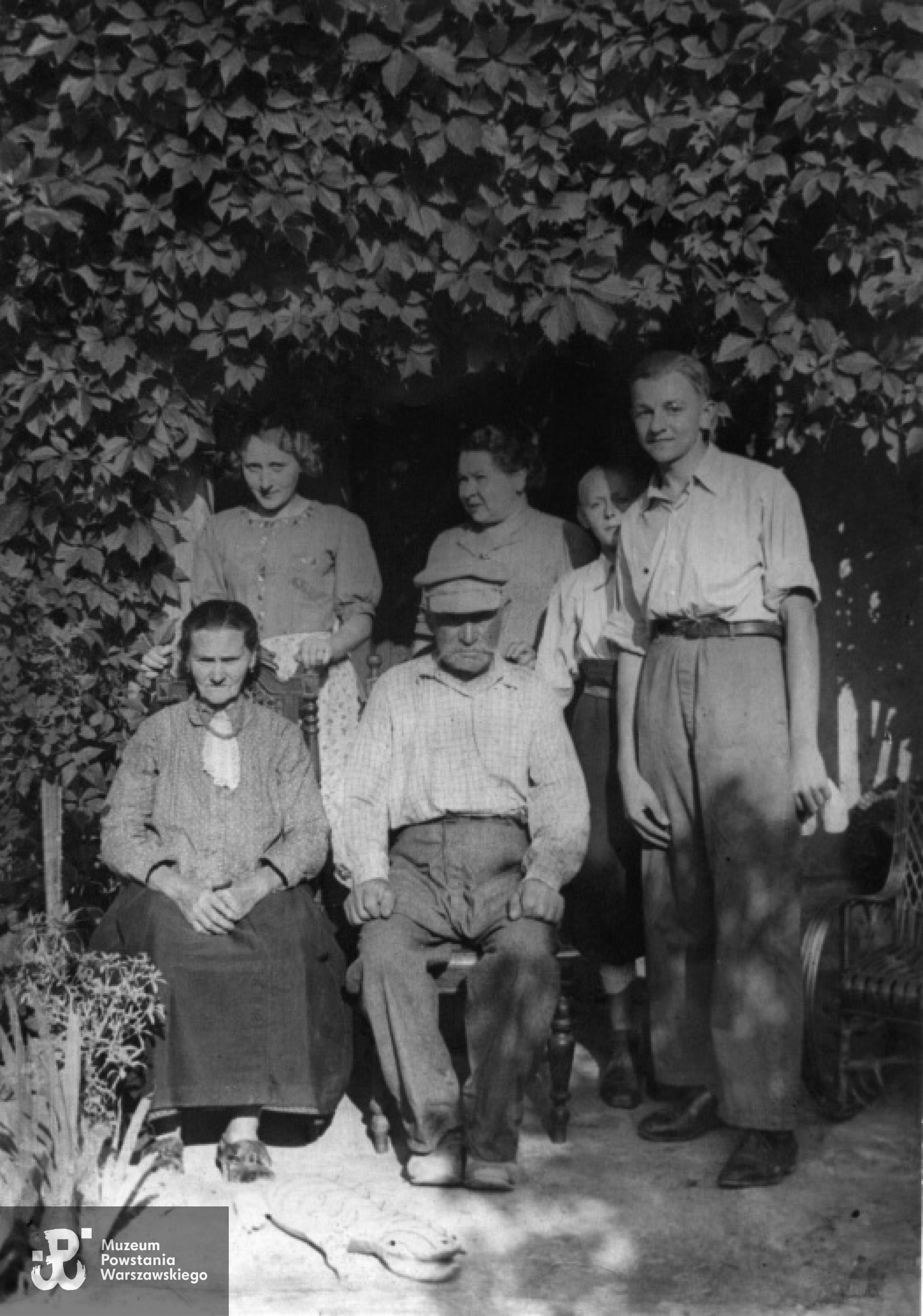 Łabędź koło Działoszyc, lipiec 1938 r. Kazimierz Łodziński stoi po prawej, siedzą dziadkowie Maria i Stanisław Łodzińscy. Z tyłu od lewej Hanna Łodzińska i Honorata z Łodzińskich Haberko z synem Zbyszkiem