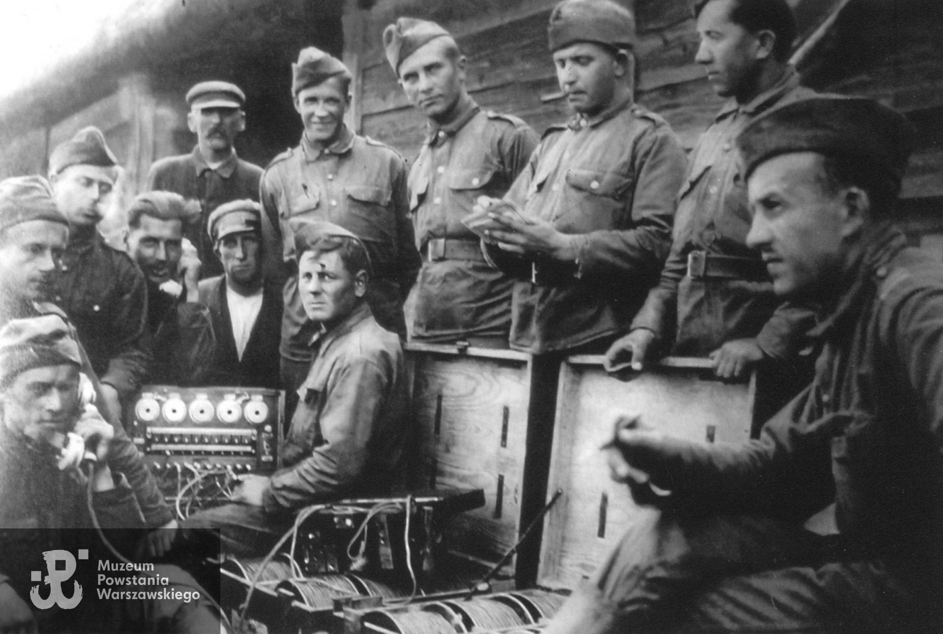 Na zdjęciu z lewej, przy radiostacji. Fot. ze zbiorów Muzeum Powstania Warszawskiego, sygn. P/9767, dar p. Barbary Czarneckiej, córki Stefana Wiśniewskiego.