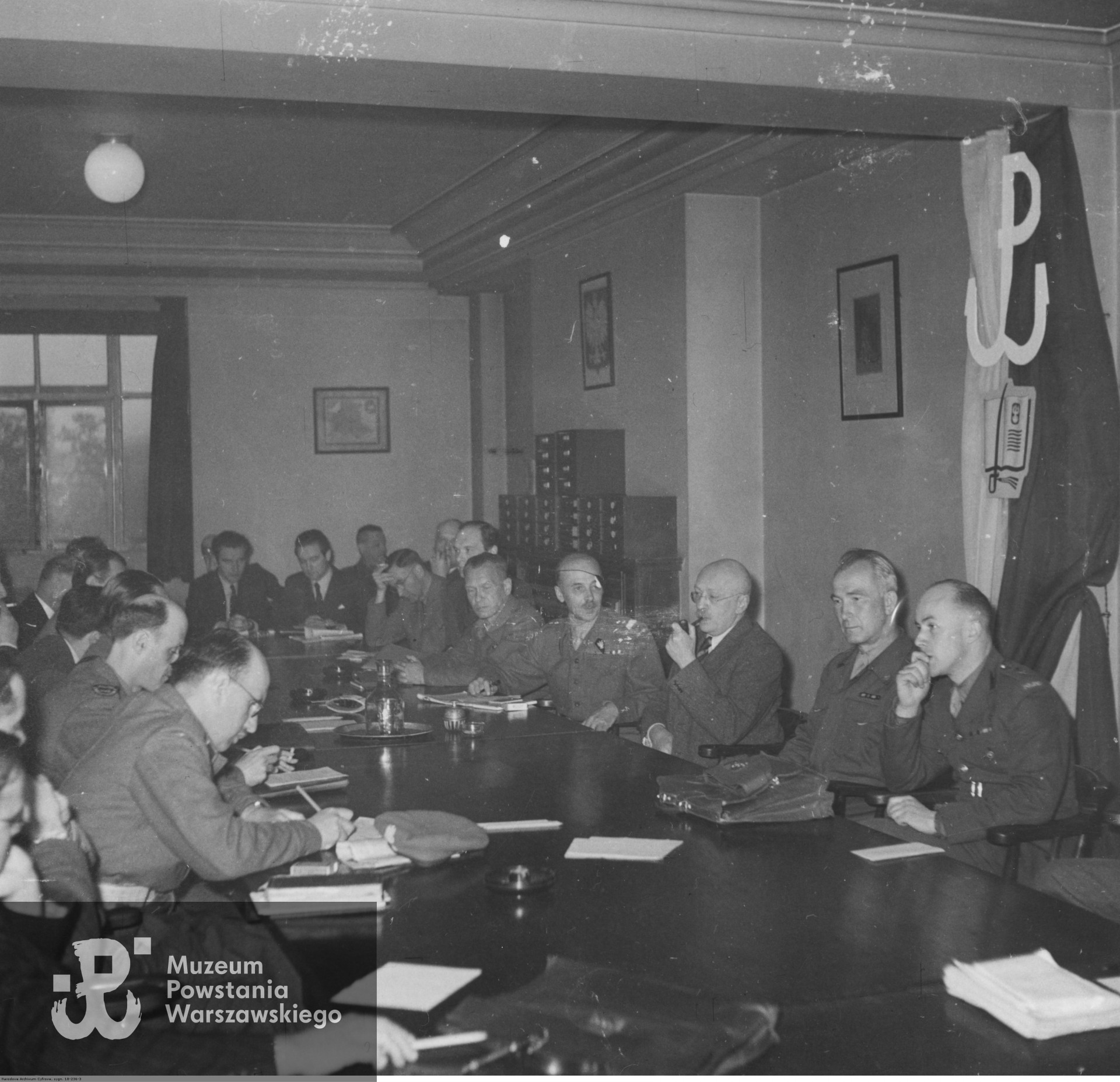 Londyn, 19 maja 1945 roku - konferencja prasowa Naczelnego Wodza gen. Tadeusz Bora-Komorowskiego. W prawym rzędzie od prawej: ppor. Jan Nowak-Jeziorański, gen. Antoni Chruściel, minister Adam Pragier, gen. Tadeusz Bór-Komorowski, gen. Tadeusz Pełczyński. Fot. ze zbiorów Narodowego Archiwum Cyfrowego (NAC) <i>www.audiovis.nac.gov.pl</i> - Archiwum Fotograficzne Czesława Datki, sygn. 18-236-3