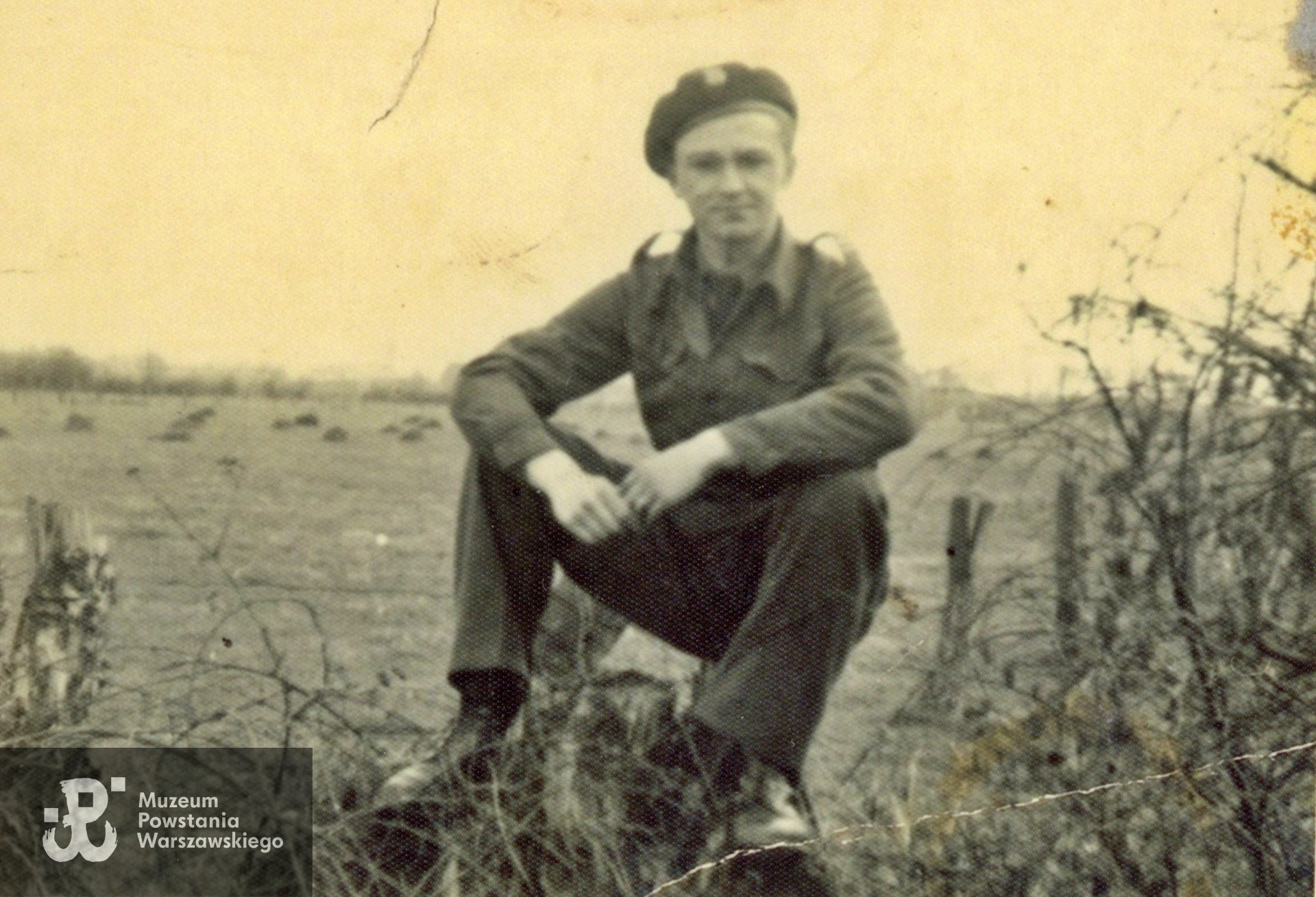 Waldemar Kaczorowski po wyzwoleniu, w mundurze PSZ, lata 1945-1946. Fot. ze zbiorów rodzinnych p. Waldemara Piekarczyka. Skan wykonano w Muzeum Powstania Warszawskiego, 12/2025