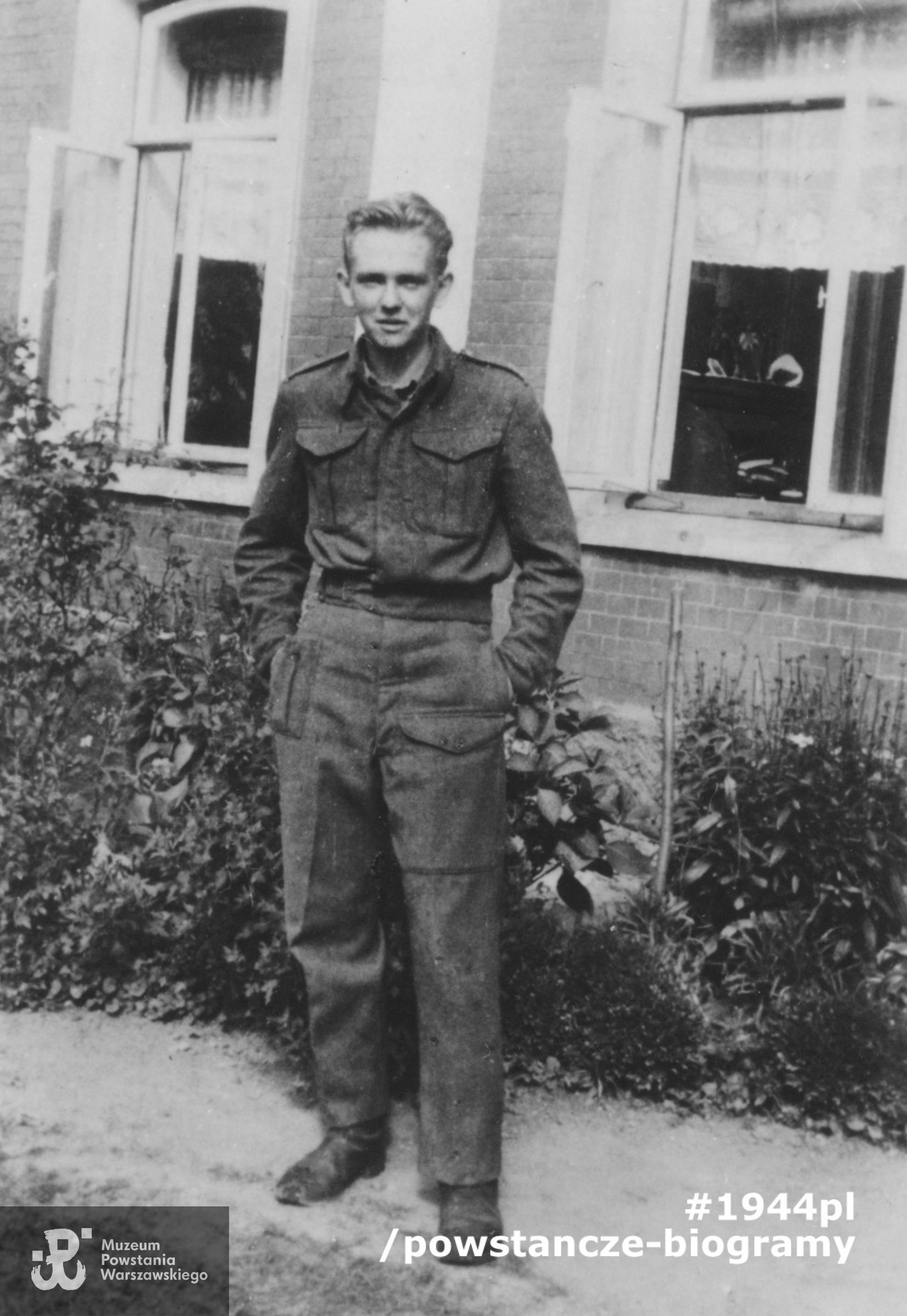 Andrzej Maria Smoleński ps. "Sokolnicki", zgrupowanie "Chrobry II", po wyzwoleniu obozu Sandbostel, czerwiec 194. Fot. ze zbiorów Muzeum Powstania Warszawskiego, P/1303, dar Magdaleny Smoleńskiej