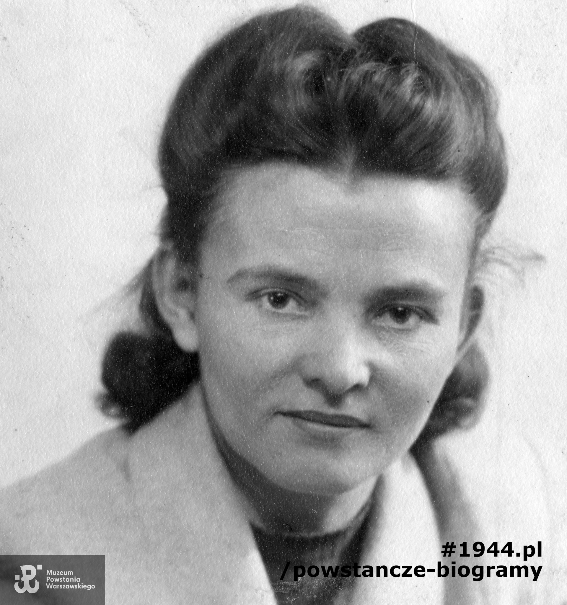 Fotografia portretowa. kpr. Maria Gwiazdoń-Brodzka "Myszka Powsinoga",  Zagończyk - 45 kom.WSOP  - Chrobry I. Ze zbiorów Muzeum Powstania Warszawskiego, sygn. MPW-IP/5631