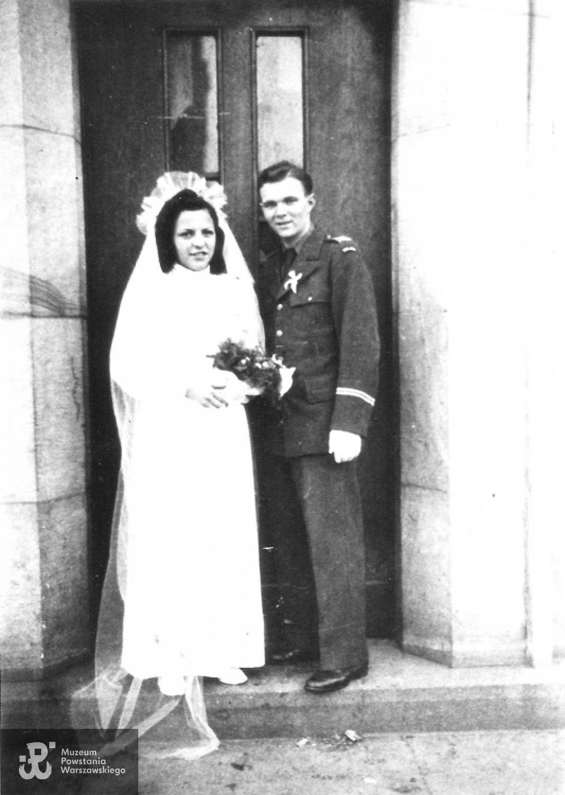 Ślub Janusza Kucia z Leokadią Streker zawarty w kaplicy obozowej Ośrodka Polskiego Okręgu Wojskowego w Hameln 26 grudnia 1945 r.