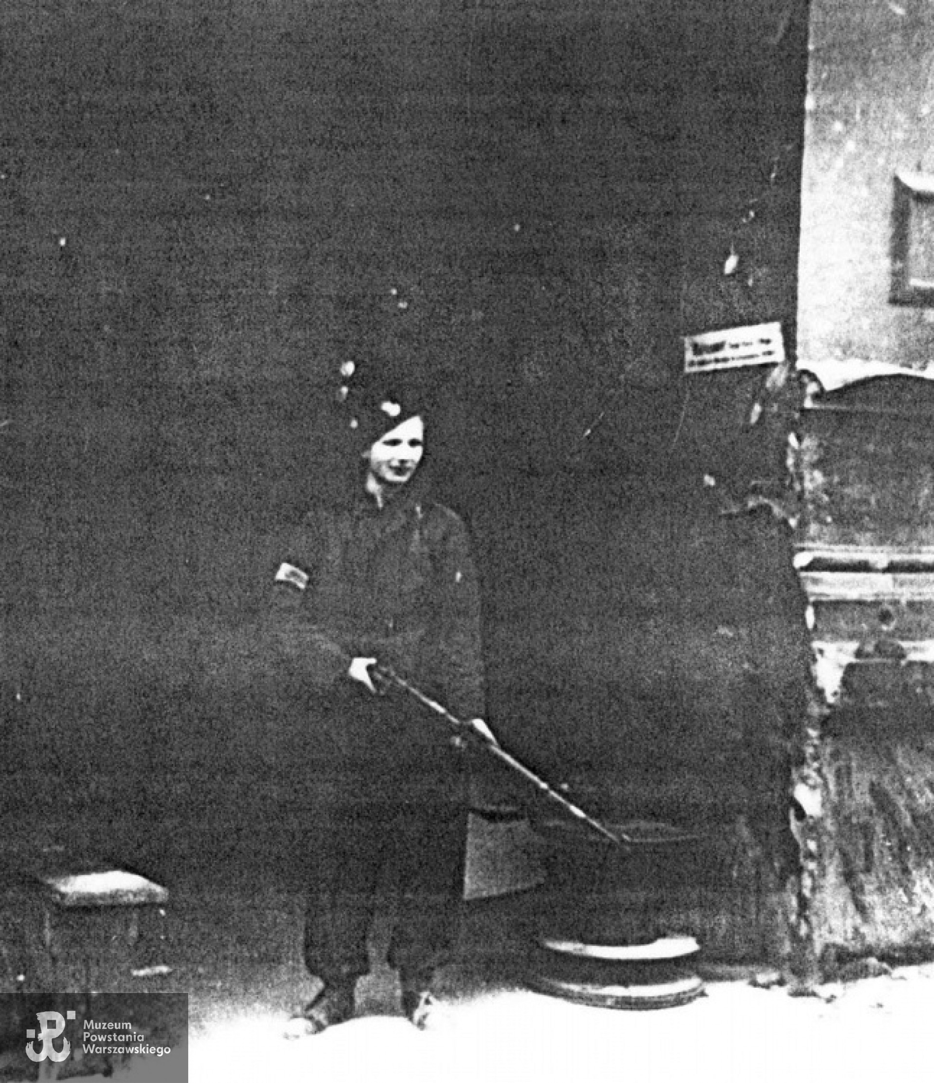 Powstanie Warszawskie - posterunek w bramie domu przy ul. Chmielnej 61