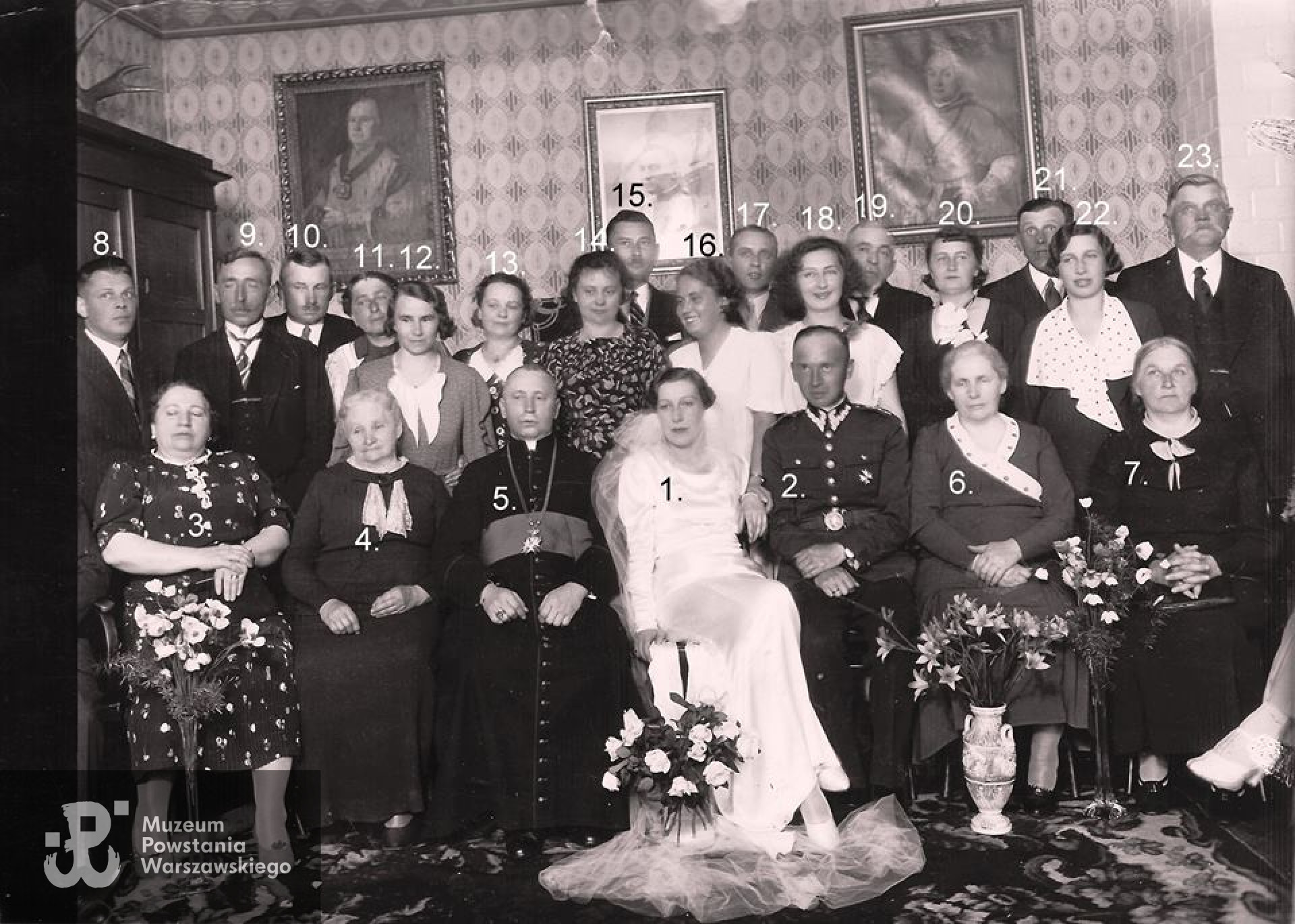 Ślub kpt. Józefa Szyszko ps. "Bachmat"  i Zofii Stachowskiej. Lublin 01.06.1936 r.
Osoby rozpoznane na fotografii:
1. Zofia Stachowska
2. Józef Szyszko
3. Maria Estreich matka Lucyny Jankowskiej
4. Wiktoria Kucharska z d. Jankowska siostra Natalii Szyszko
5. Ks. Kanonik Edward Jankowski brat Natalii
6. Natalia Szyszko matka Józefa
7. ? Maria Jankowska z d. Modyjewska żona Aleksandra brat Natalii
8.
9. Tomasz Błażej Jankowski mąż Lucyny brat Natalii
10.
11.
12. Edwarda Jankowska córka Jana brata Natalii
13. Marianna Jurkowska żona Teofila z d. Kucharska c.Wiktorii
14. Janina, Domicella Jankowska żona Stanisława
15. Stanisław Jankowski syn Piotra brata Natalii
16. Janina Kucharska żona Kazimierza
17. Józef Kazimierz Kucharski s. Wiktorii
18. Alicja Walewska c. Tomasza brata Natalii
19. Julian Jarosławski syn Marianny siostry Natalii
20. Lucyna Jankowska z d. Estreich żona Tomasza brata Natalii
21. Stanisław Kucharski syn Wiktorii i Władysława
22.
23. Władysław Kucharski mąż Wiktorii. Fot. z archiwum rodzinnego Jacka Jankowskiego