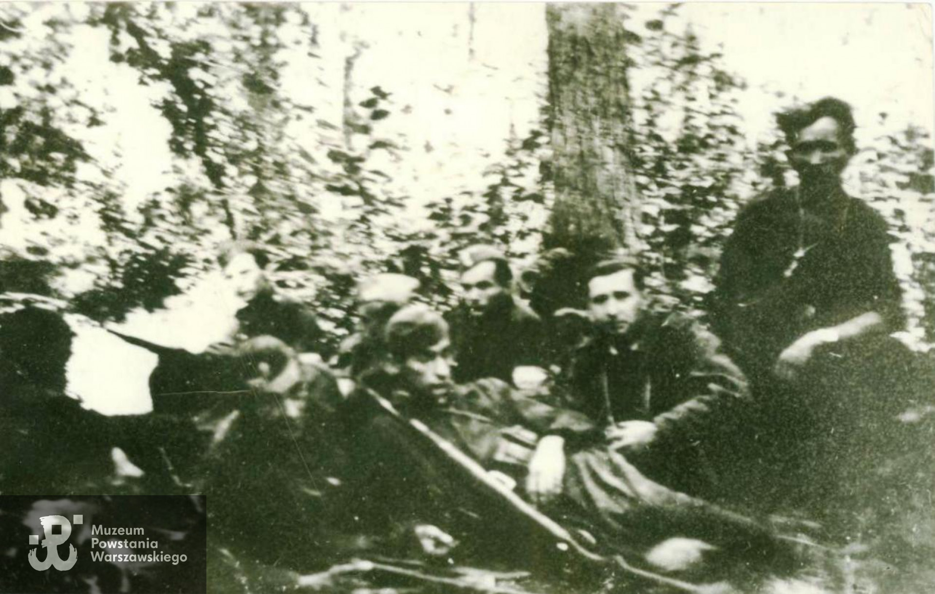 Fotografia ze zbiorów rodzinnych przedstawiająca żołnierzy w okolicach Grójca,  1944 r. Skan ze zbiorów rodzinnych  p. Ewy Mączewskiej z domu Jastrzębiec - Hermanowskiej.