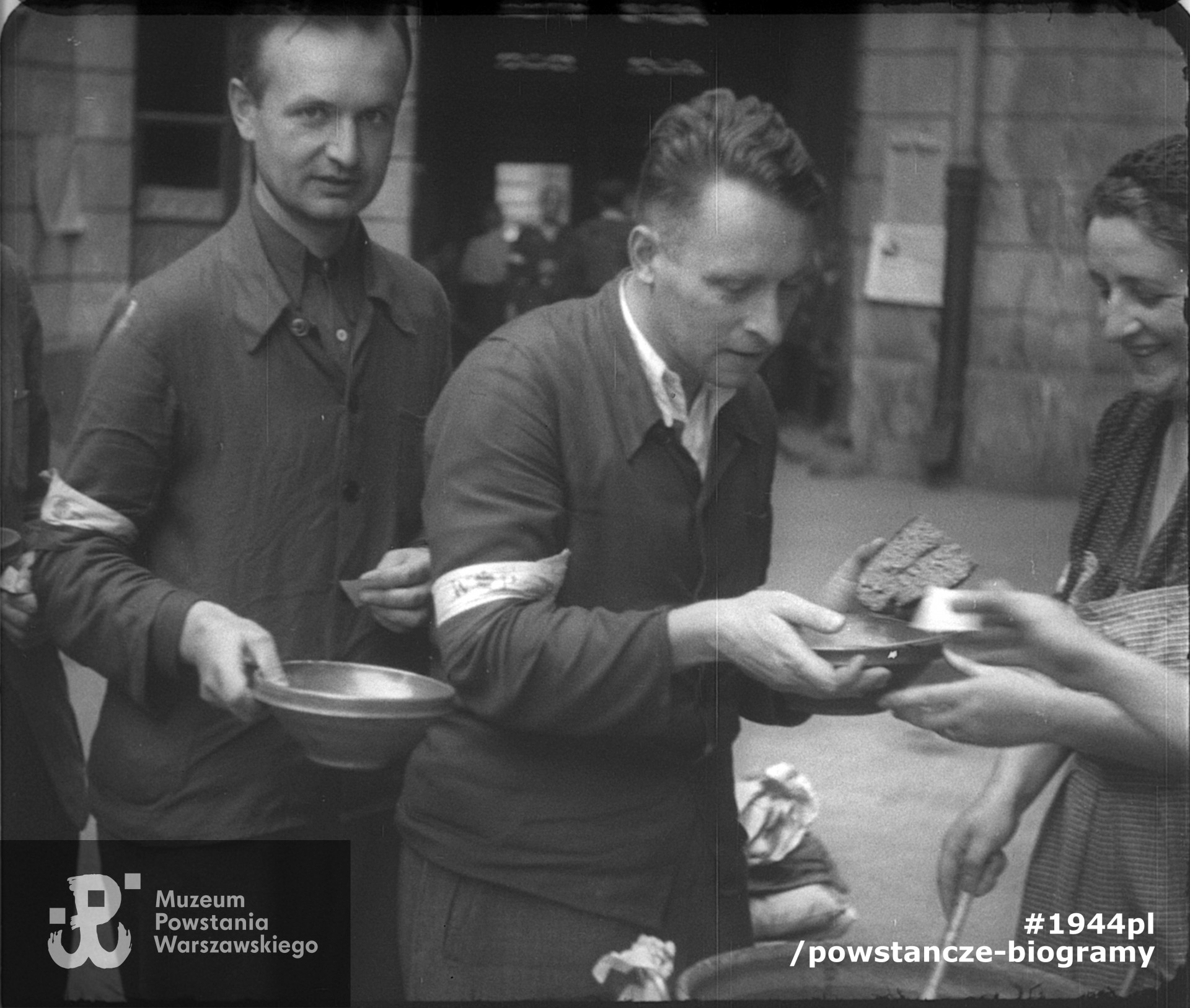 Ujęcie wykonane w stołówce powstańczej przy ul. Szpitalnej 8. Por.  Józef Marian Sosnowski, ps. Brzeziński - pierwszy z lewej strony, przed nim  Tadeusz Mikulski „Krasicki” (trzymający w ręku chleb i odbierający porcję zupy). Z prawej Józefa Główczewska „Ziuta”. Zdjęcie filmowe z okresu Powstania. Ze zbiorów Muzeum Powstania Warszawskiego
