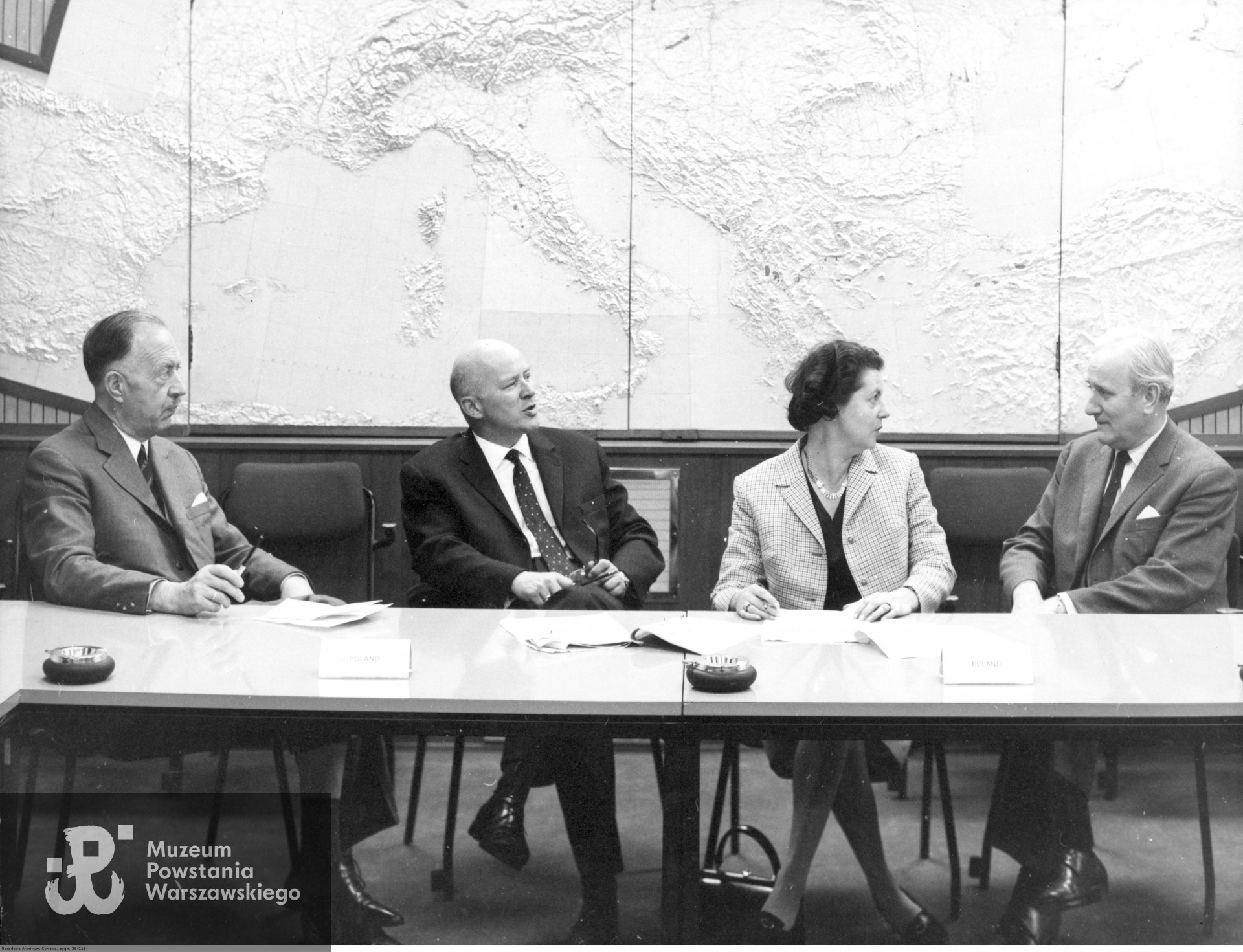 Monachium - Konferencja programowa w Rozgłośni Polskiej RWE. Widoczni od lewej: Tadeusz Zawadzki-Żenczykowski (zastępca dyrektora), Jan Nowak Jeziorański (dyrektor), Hanna Ratowa (szefowa sekretariatu programowego), Cezary Szulczewski (zastępca dyrektora do spraw administracyjnych). Fot. ze zbiorów Narodowego Archiwum Cyfrowego (NAC) <i>www.audiovis.nac.gov.pl</i>