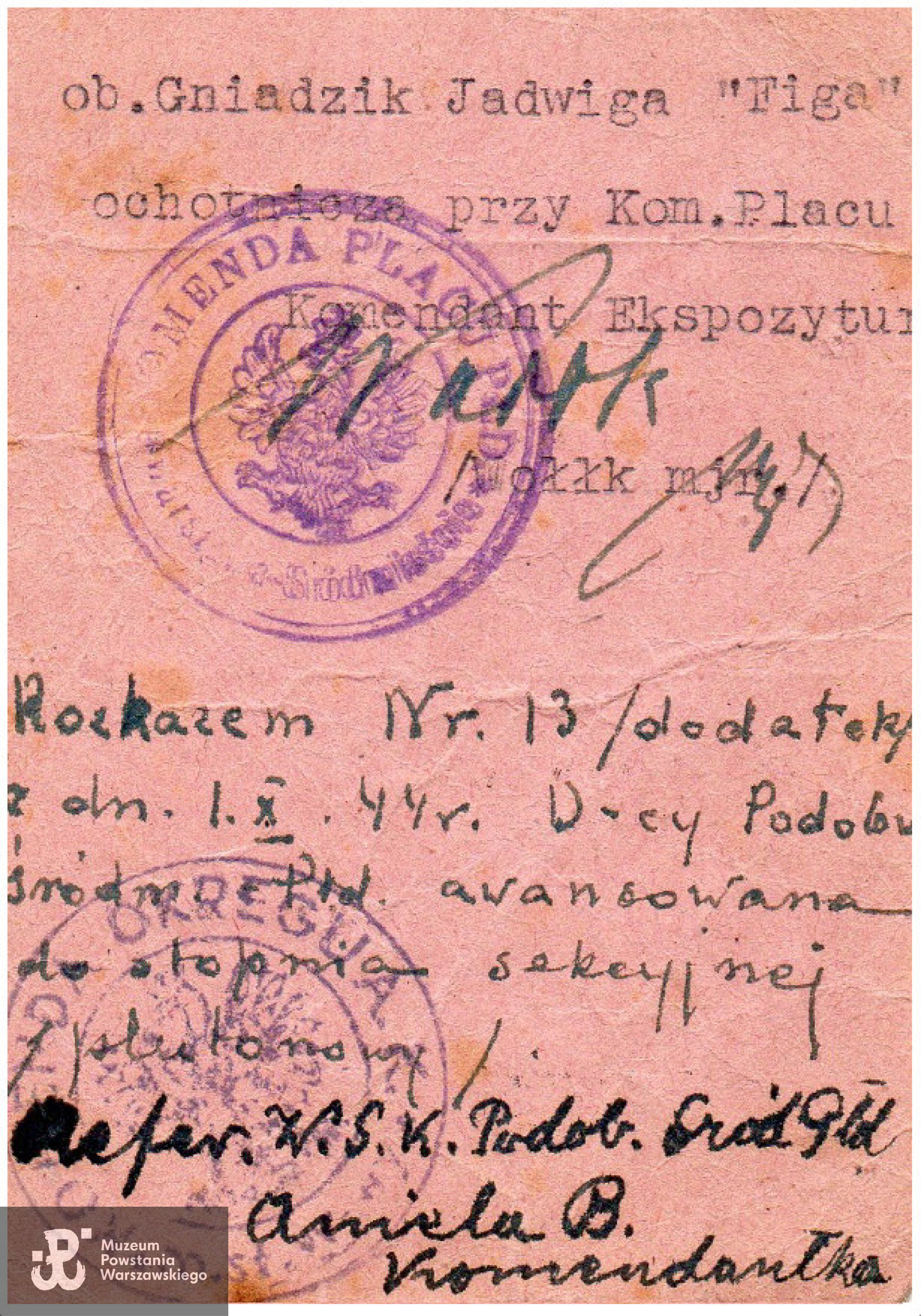Należąca do Jadwigi legitymacja żołnierza Armii Krajowej. Na dokumencie widoczny podpis komendanta Ekspozytury Komendy Placu <a href= kazimierz-karaszewski,20053.html> mjr. "Wołłka" (mjr Kazimierz Karaszewski).</a>