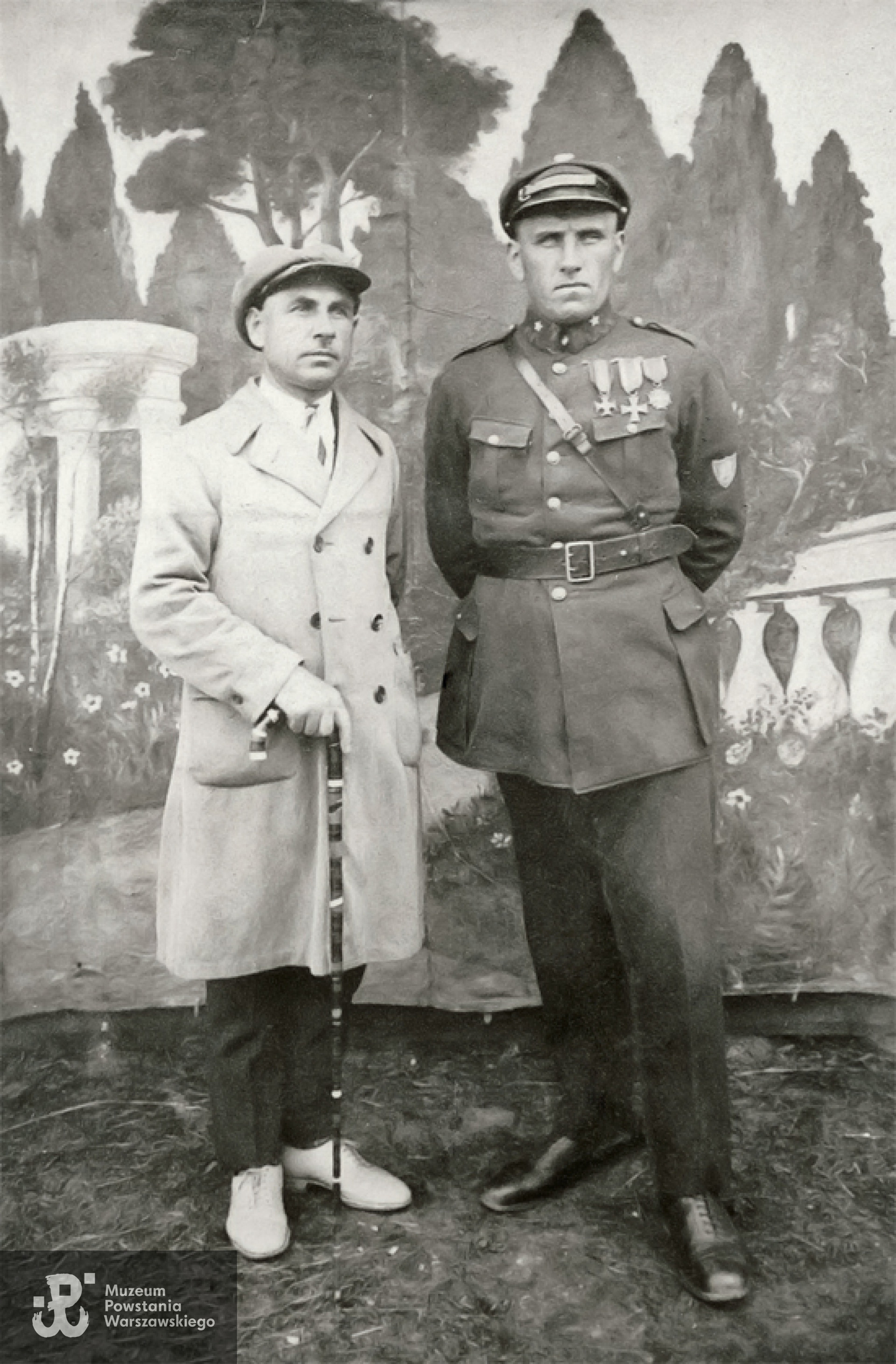 ppor. Michał Łazarski "Biebrza" - na zdjęciu po prawej. Źr. www.senat.edu.pl/assets/Senat/Senatorowie/Lazarski1.jpg