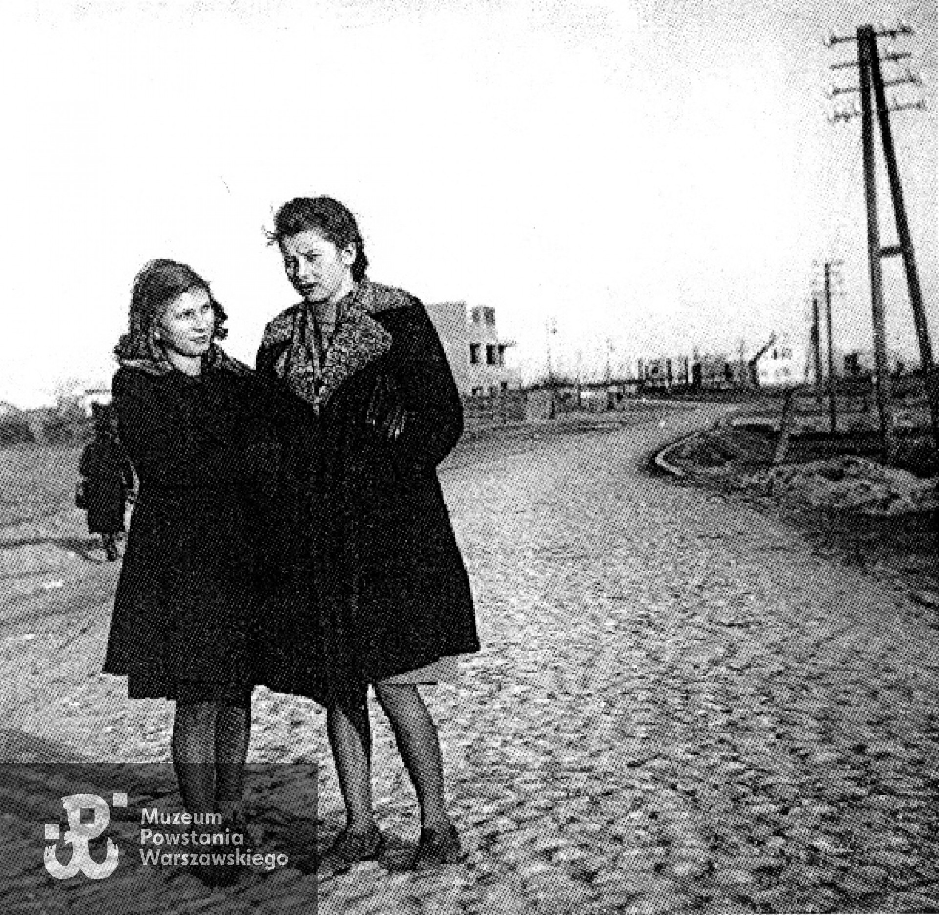 Krystyna Maleszewska ps. „Rafał” i Zofia Świerszcz - Łazor ps. „Zojda”. Warszawa 1943 r. Fot. ze zbiorów Zofii Świeszcz - Łazor.
