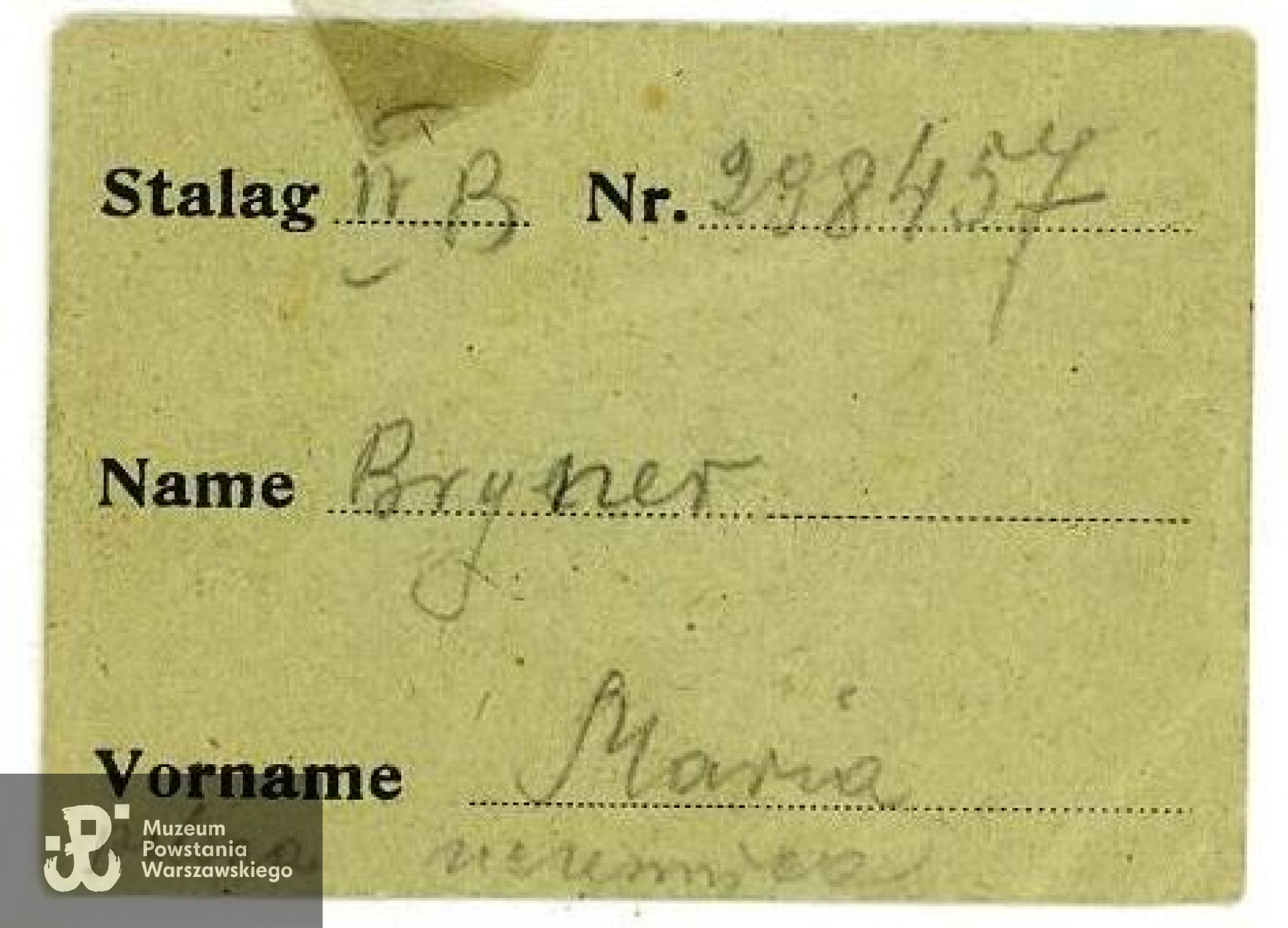 Numerek jeniecki na tekturce, wystawiony w Stalagu IV B.  Widoczny numer jeniecki Marii - 298.457. Źródło: MPW-Pokój Kombatanta - katalog "Słownik Uczestników PW".