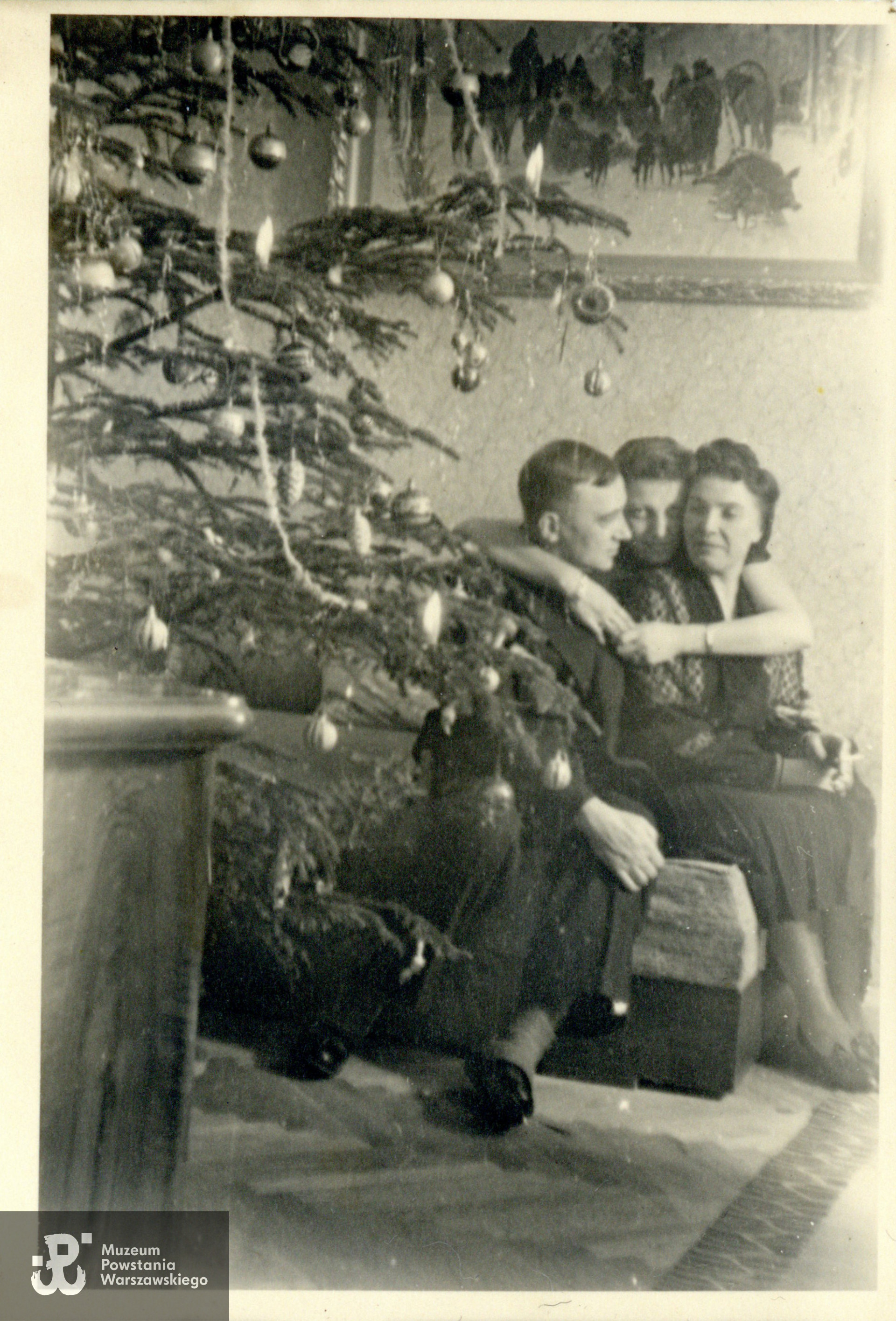 Antoni Tracz "Norwid"  z żoną Anną Aleksandrą Traczową z Waleszyńskich i córką Anną Traczówną, I-voto Graczyk, II-voto Jelonek.  Fot. ze zbiorów rodzinnych p. Romana Jelonka 