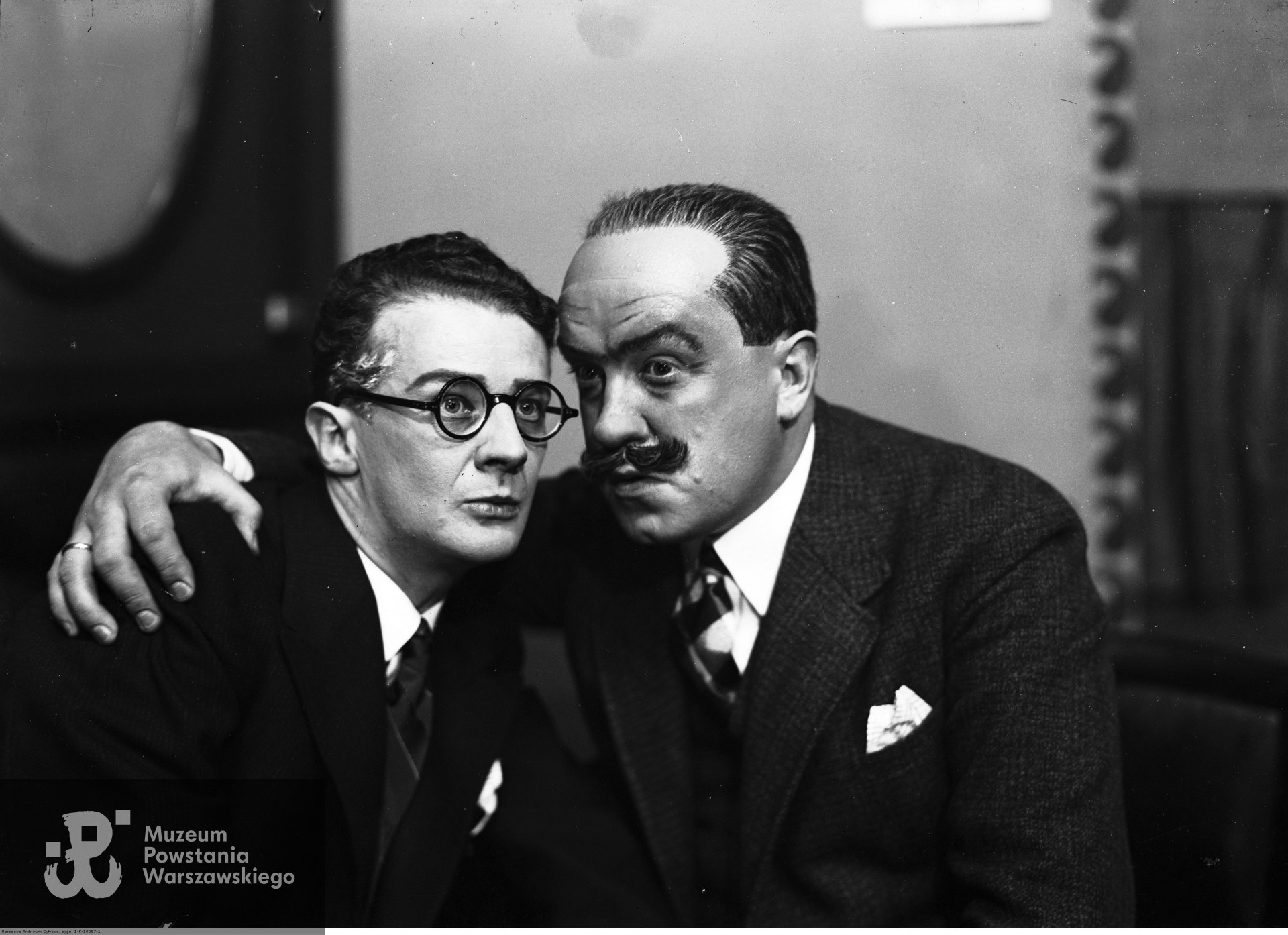 Przedstawienie "U mety" w Teatrze Miejskim im. Juliusza Słowackiego w Krakowie - Jerzy Szyndler (z lewej) i Kazimierz Fabisiak. Ze zbiorów NAC, źródło <i>Koncern Ilustrowany Kurier Codzienny - Archiwum Ilustracji</i>