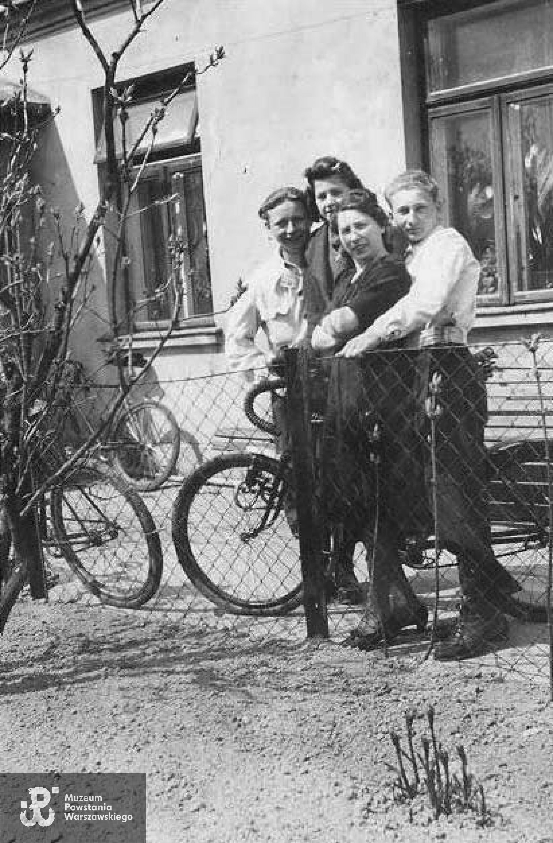 Od lewej stoją: Jerzy Kawka, Stanisława Motyka oraz Jerzy Kantarski z matką