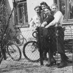 Od lewej stoją: Jerzy Kawka, Stanisława Motyka oraz Jerzy Kantarski z matką