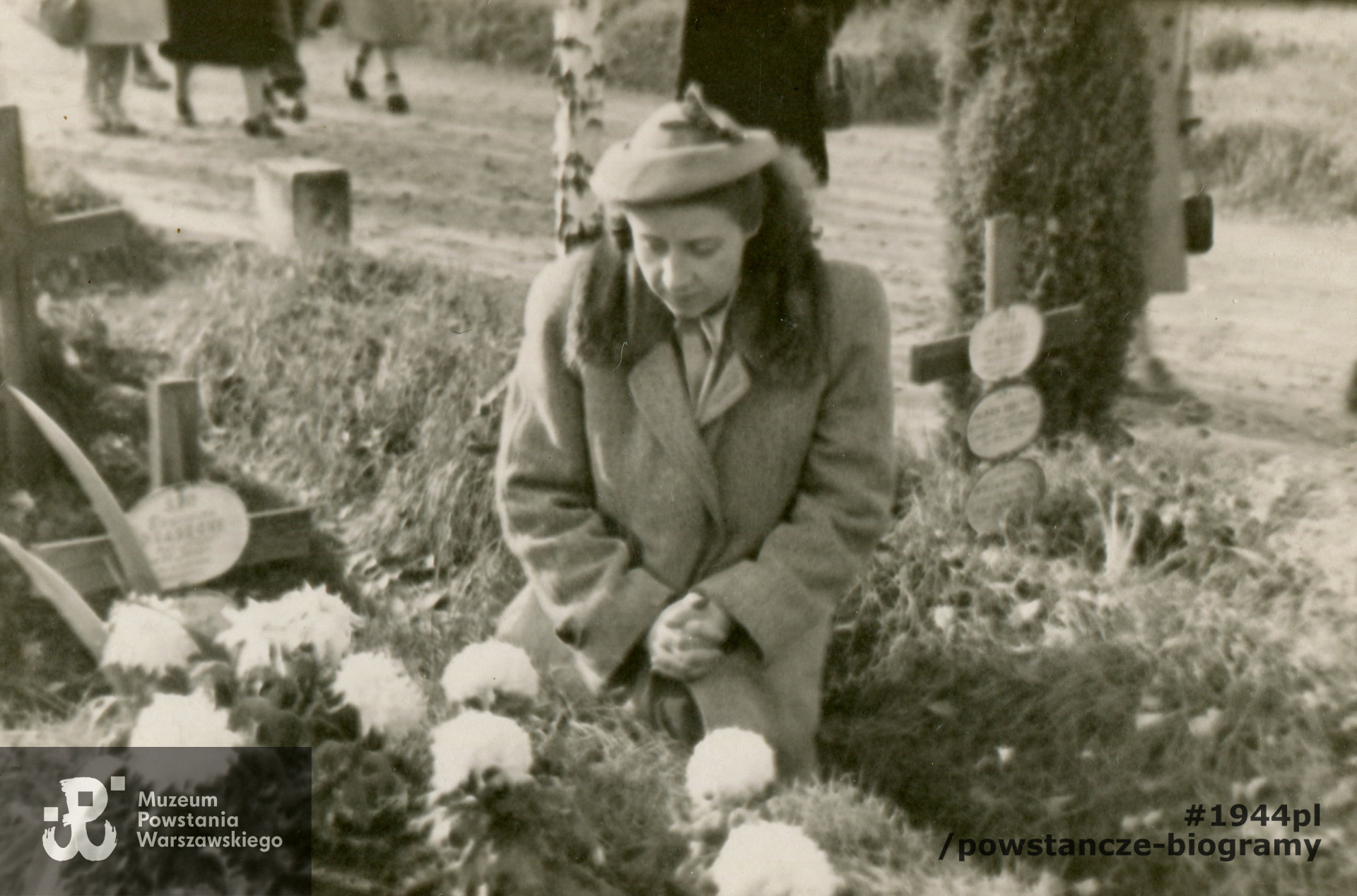 1952 rok - siostra Eugeniusza, <a href =  celina-piasecka,34967.html> Celina Barbara Piasecka (Basia), </a>  po mężu Piskorska   przy grobie brata. Fot. z archiwum rodzinnego p. Lecha Piskorskiego