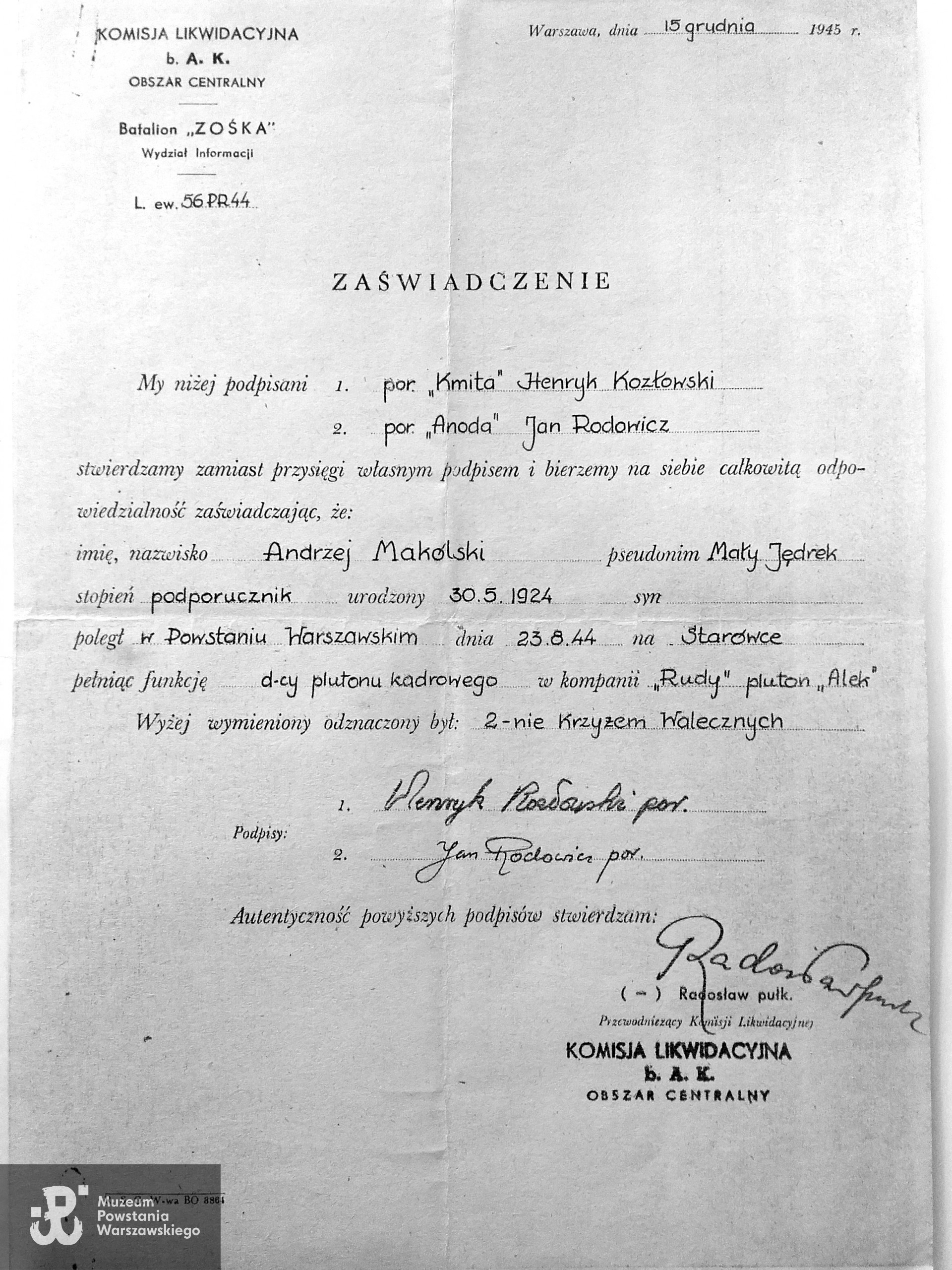 Zaświadczenie weryfikacyjne Komisji Likwidacyjnej b. AK Obszaru Centralnego o śmierci w trakcie Powstania Warszawskiego, Andrzeja Makólskiego, ur. 30.05.1924. Dokument z podpisami Henryka Kozłowskiego „Kmity” i Jana Rodowicza „Anody". Skan z kserokopii, oryginał w zasobie AAN
