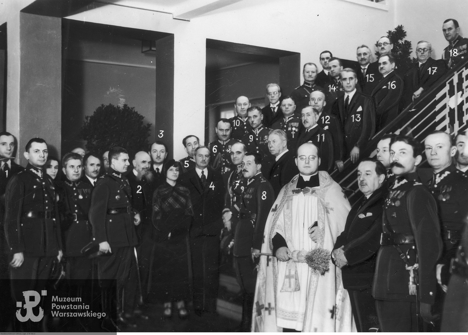 Poświęcenie nowego pawilonu VII Okręgowego Szpitala Wojskowego w Poznaniu, 31.01.1935. Fotografia grupowa uczestników uroczystości. Widoczni m.in.: starosta grodzki poznański Marian Bożydar-Podhorodeński (1), hrabia Stanisław Breza (2), dr Zygmunt Słoniński (3), wicewojewoda poznański Stanisław Kaucki (4), płk Stanisław Świtalski (5), gen. Franciszek Wład (6), gen. Sergiusz Zahorski (7), płk dr Jan Mintowt-Czyż (8), płk dr Teofil Kucharski (9), płk Kazimierz Sokołowski (10), prof. Stanisław Runge (11), prof. dr Karol Gustaw Jonscher (12), prof. dr Antoni Tomasz Jurasz (13), płk Michał Gałązka (14), płk dr Józef Aleksander Krysakowski (15), radca miejski, dr Tadeusz Szulc (16), prof. Leon Padlewski (17), por. Zniński (18), ks. dziekan Franciszek Dymarski (z prawej na pierwszym planie, w kapie i z kropidłem). Fot. ze zbiorów Narodowego Archiwum Cyfrowego - Koncern Ilustrowany Kurier Codzienny - Archiwum Ilustracji, www.audiovis.nac.gov.pl