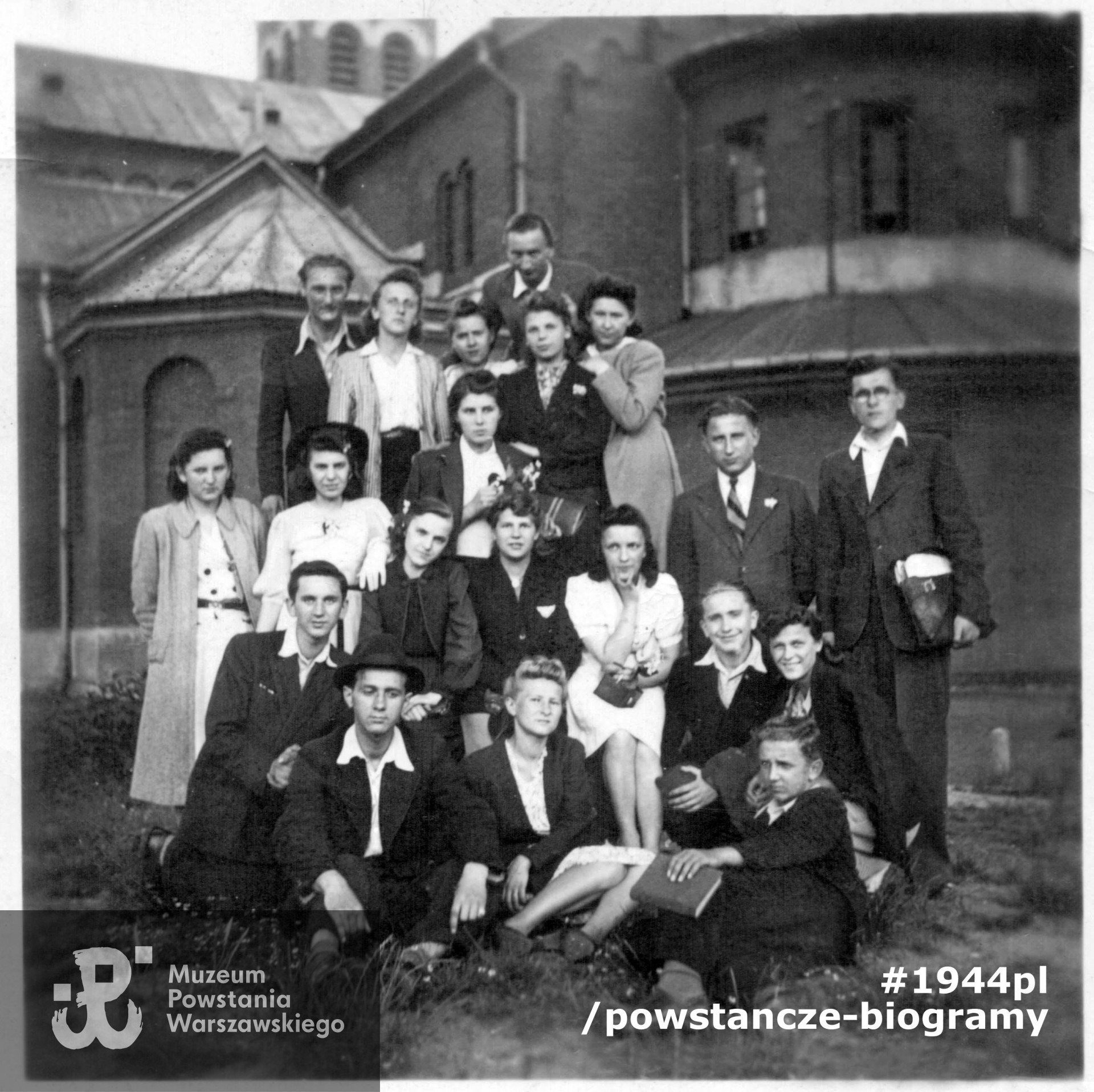 Helena Sobótka (Królikowska), Stanisław Dionizy Rutkowski (dyrygent, prowadzący Chór 1939-1944), Grażyna Rutkowska, Stanisław Kwiatkowski, Niuśka "Biedronka", Zośka Dąbrowska "Czarna"(sopran, solówki), Witold Ciborowski, Zofia Rutkowska, Sławek..., Lucyna Michalska. Zdjęcie wykonane przy kościele św. Stanisława Biskupa i Męczennika w Warszawie  przy ul. Bema, ujęcie w kierunku wschodnim.  Fot. ze zbiorów rodzinnych