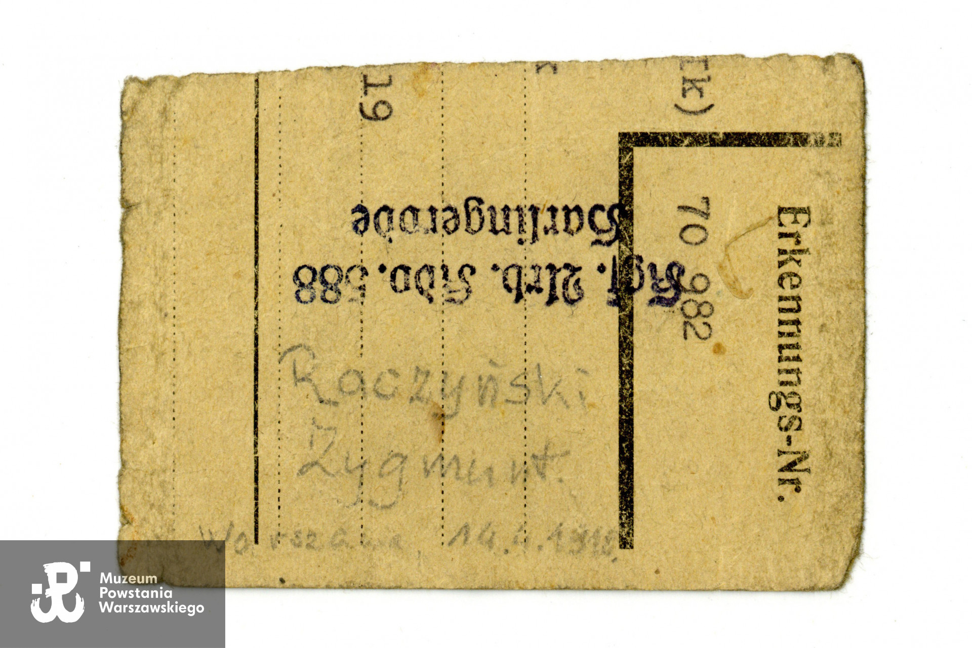 Numer jeniecki (na tekturce) należący do Zygmunta Raczyńskiego. Ze zbiorów Muzeum Powstania Warszawskiego, sygn. P/9329/19, dar p. Jerzego Raczyńskiego, syna Powstańca