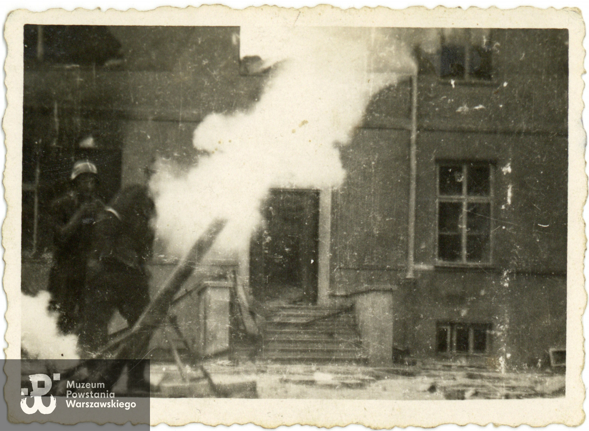 Fotografia z Powstania Warszawskiego, Śródmieście Południe. Próba moździerza Kompanii "Habdank" Batalionu "Ruczaj" na dziedzińcu jajczarni na ul. Hożej 51. Podobnej ujęcie w zbiorach MPW: MPW-IH/798 (datowane na 28.08.1944). Fotografia pochodzi ze spuścizny po Adamie Zbigniewie Domańskim, udostępniła p. Zofia Elżbieta Grzebalska z d. Domańska, córka Powstańca. Skany wykonano w Muzeum Powstania Warszawskiego w lutym 2024 r. 