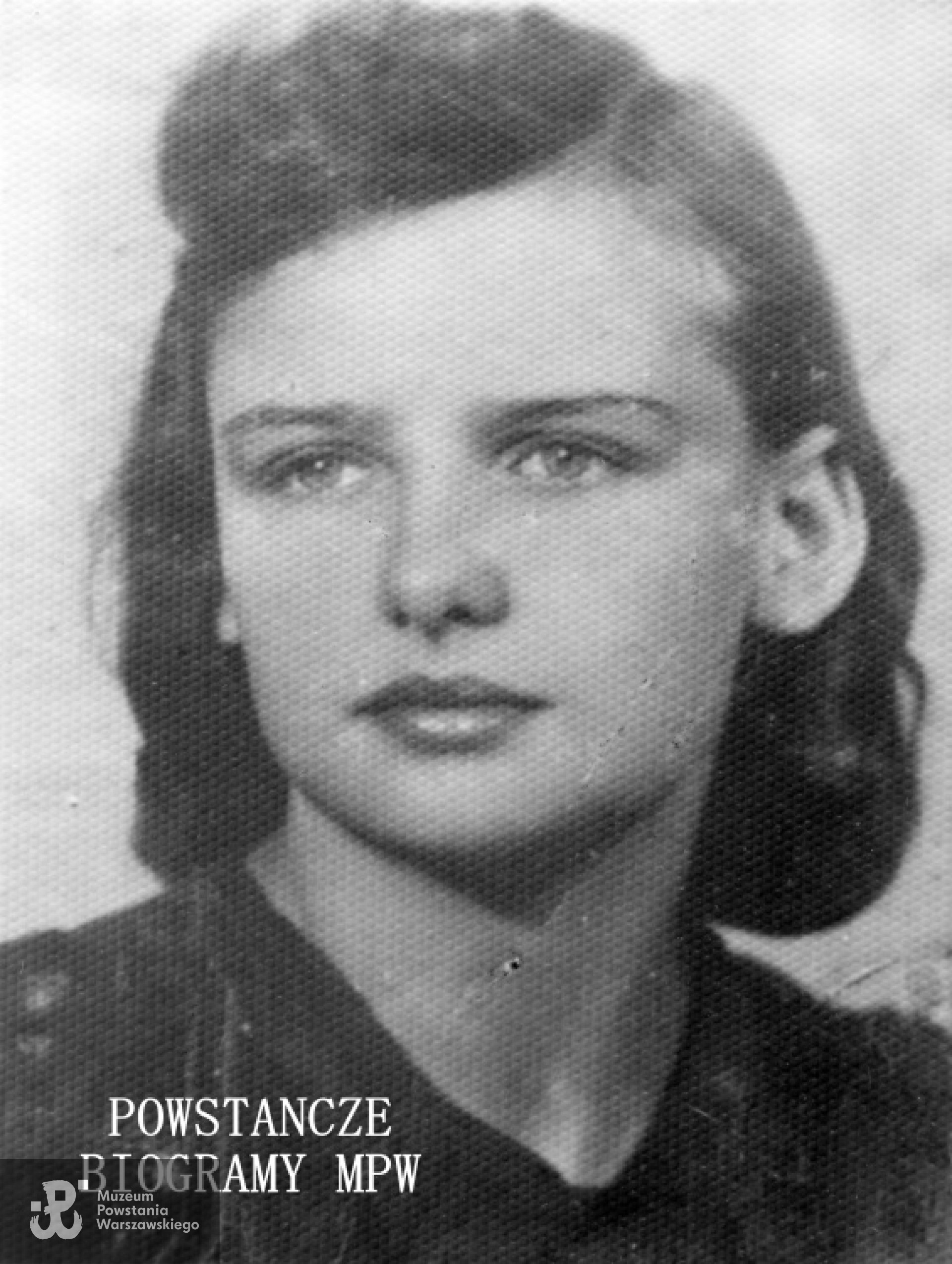 Krystyna Raczkiewicz - Nachtlicht - Szwykowska ps. "Karolina" (1922-2005). Fot. ze zbiorów Muzeum Powstania warszawskiego, sygn. MPW-IP/5836