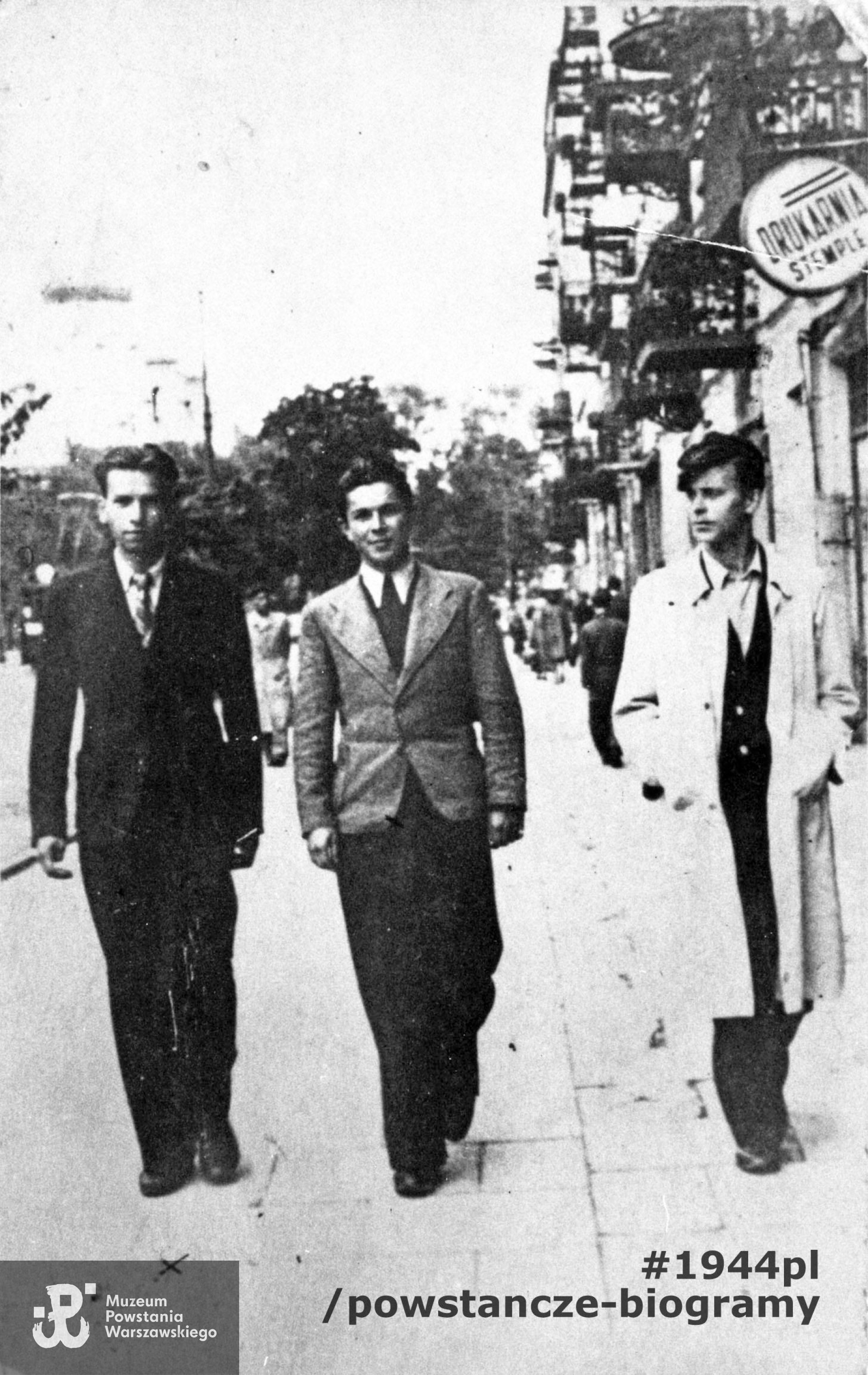 Fotografia z okresu okupacji niemieckiej. Od lewej:   <a href =  eugeniusz-piasecki,34195.html> plut. Eugeniusz Piasecki „Konrad”,</a> <a href =  henryk-orzeszek,32617.html > kpr. Henryk Orzeszek "Jemioła"</a> i <a href =  zbigniew-pulawski,36610.html> kpr. Zbigniew Puławski „Kotnowski”</a>   - żołnierze Kompanii B-1 Batalionu "Bałtyk" Pułku "Baszta". Wszyscy polegli we wrześniu 1944 r. na Mokotowie. Fot. ze zbiorów Muzeum Powstania Warszawskiego, sygn. MPW-IH/1106.