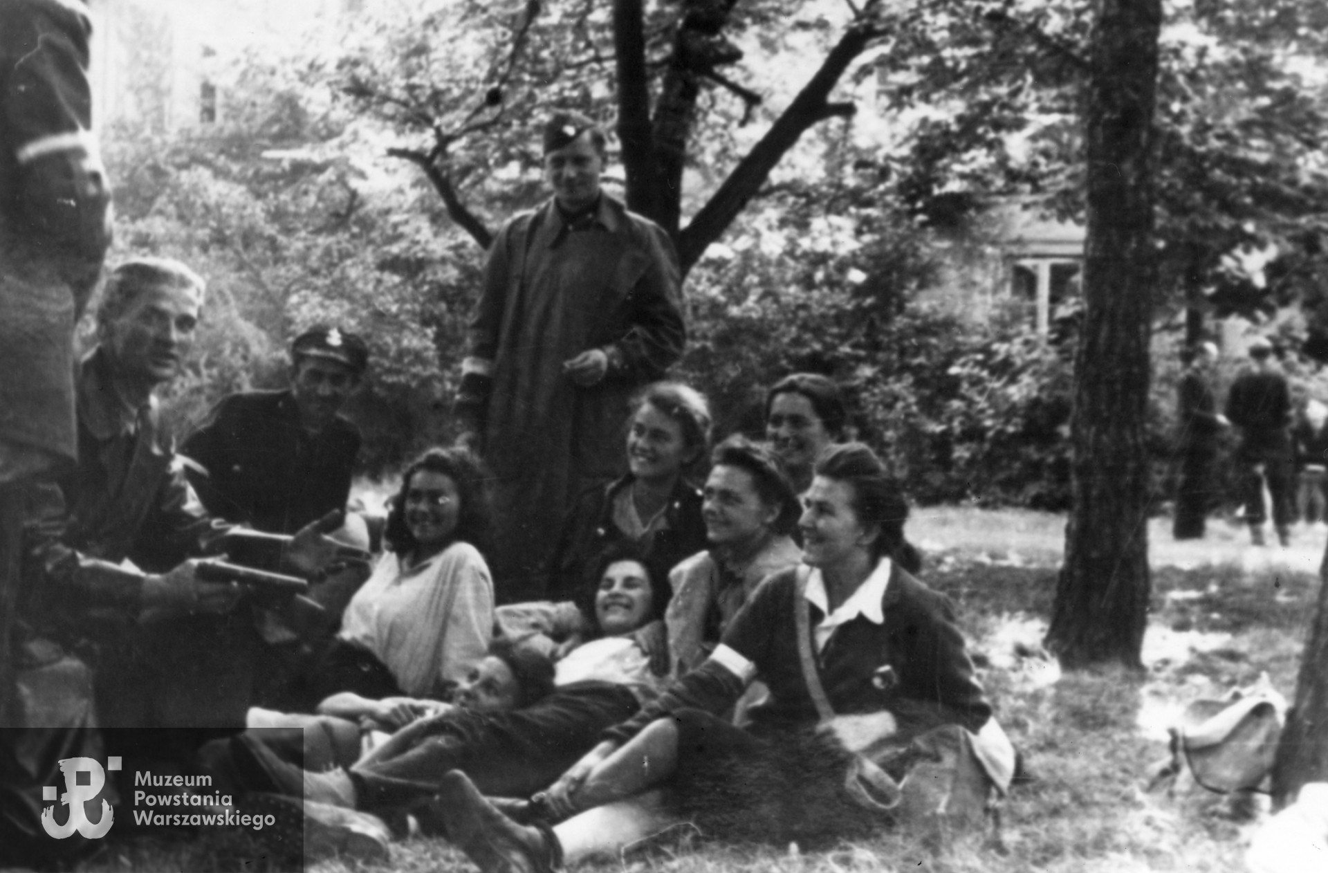 Fotografia z Powstania Warszawskiego. Stare Miasto, 11-13 sierpnia 1944 r.,  Ogród Krasińskich.  Łączniczki, sanitariuszki i żołnierze batalionu "Chrobry I" w czasie wykładu o broni. Od lewej: z pistoletami strz. Bronisław Borowski; "Słowik", kpr. "Gajda"; Danuta Kamińska "Ewa" (zamordowana przez Niemców 2.09. w szpitalu przy ul. Długiej 7)  ; stoi st. strz. "Leń"; leżą Halina Stolarska "Halszka", Krystyna Zapaśnik"Krystyna". Z rękami pod głową leży NN,  za nią   Jga", "Jula" i "Iza". Fot. ze zbiorów Muzeum Powstania Warszawskiego, sygn. MPW-IP/7158. Autorem zdjęcia jest Zygmunt Sowiński "Ostoja".